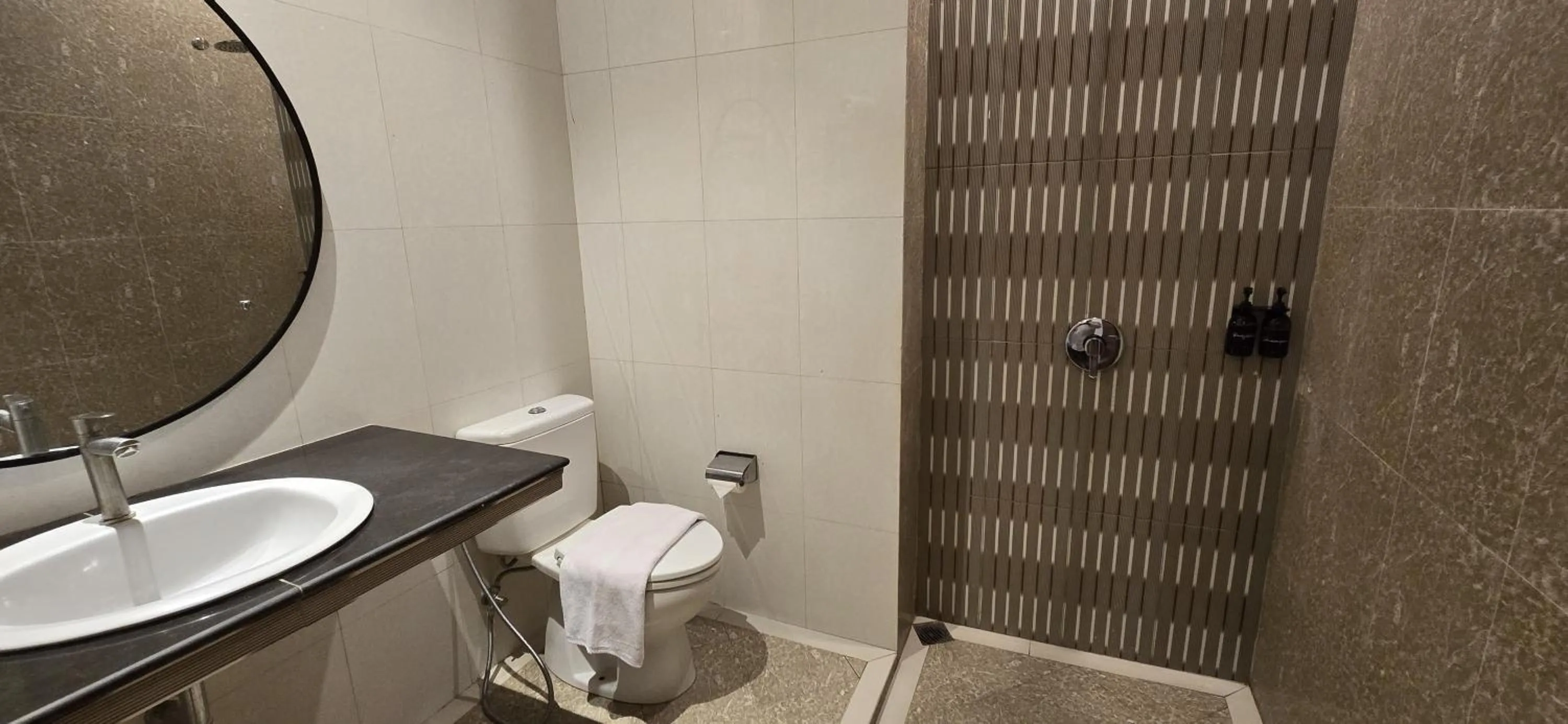 Toilet in Parkside Meuligoe Hotel