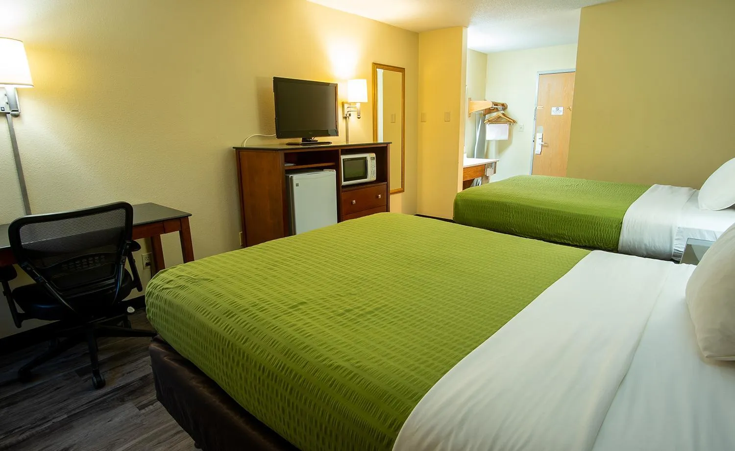 Bed in Coratel Inn and Suites By Jasper River Falls
