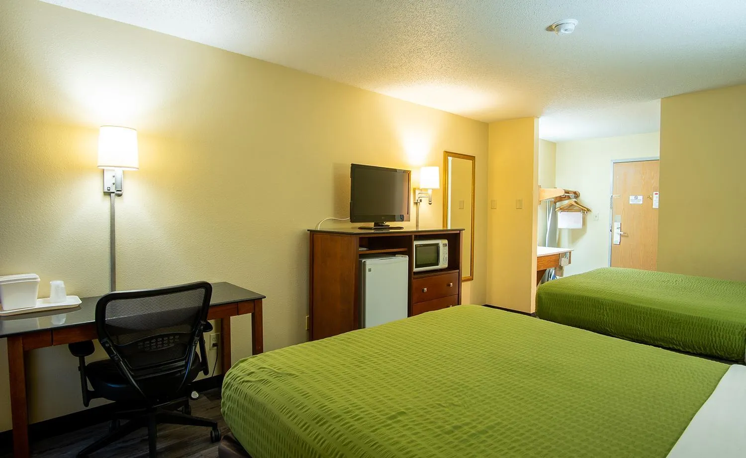 Bed in Coratel Inn and Suites By Jasper River Falls