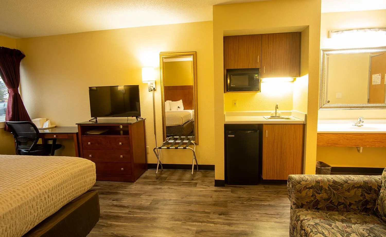 TV and multimedia, Bed in Coratel Inn and Suites By Jasper River Falls