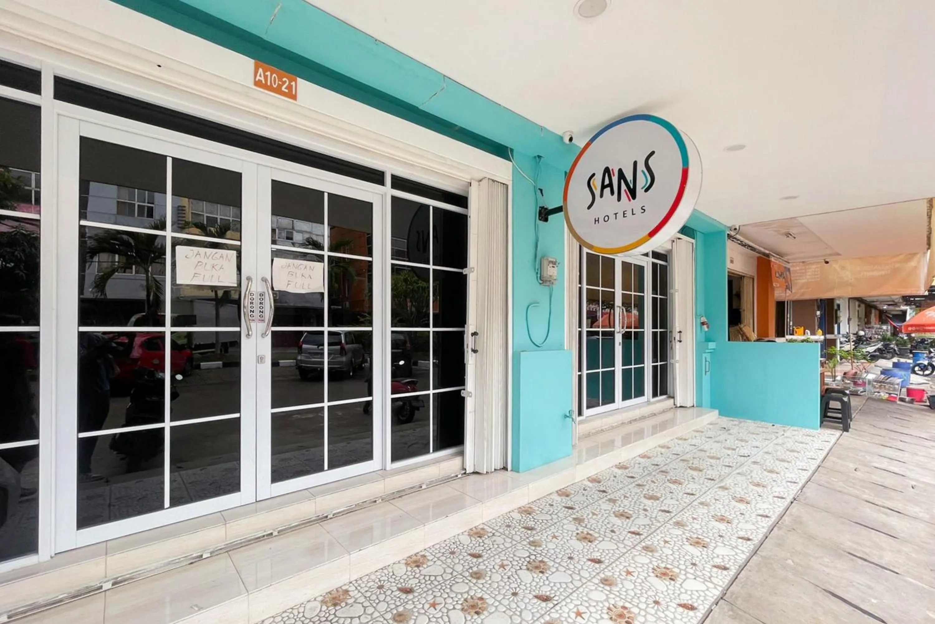 Facade/entrance in Sans Hotel Cengkareng