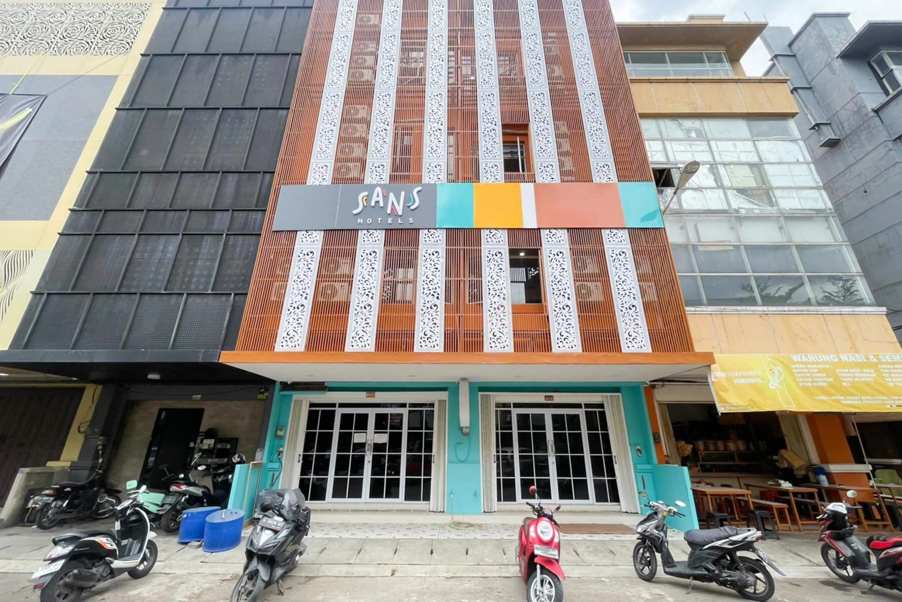 Facade/entrance in Sans Hotel Cengkareng