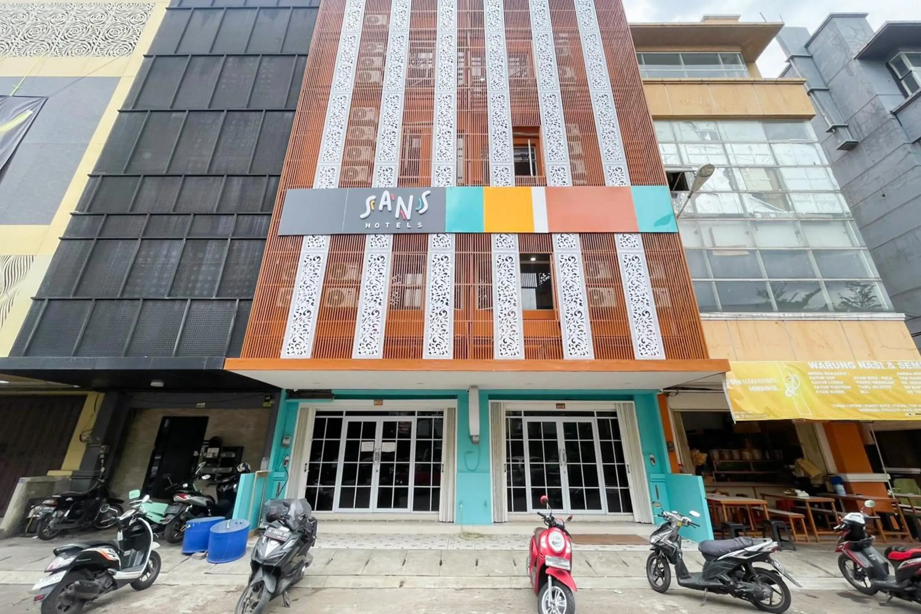 Facade/entrance in Sans Hotel Cengkareng Facade/entrance in Sans Hotel Cengkareng