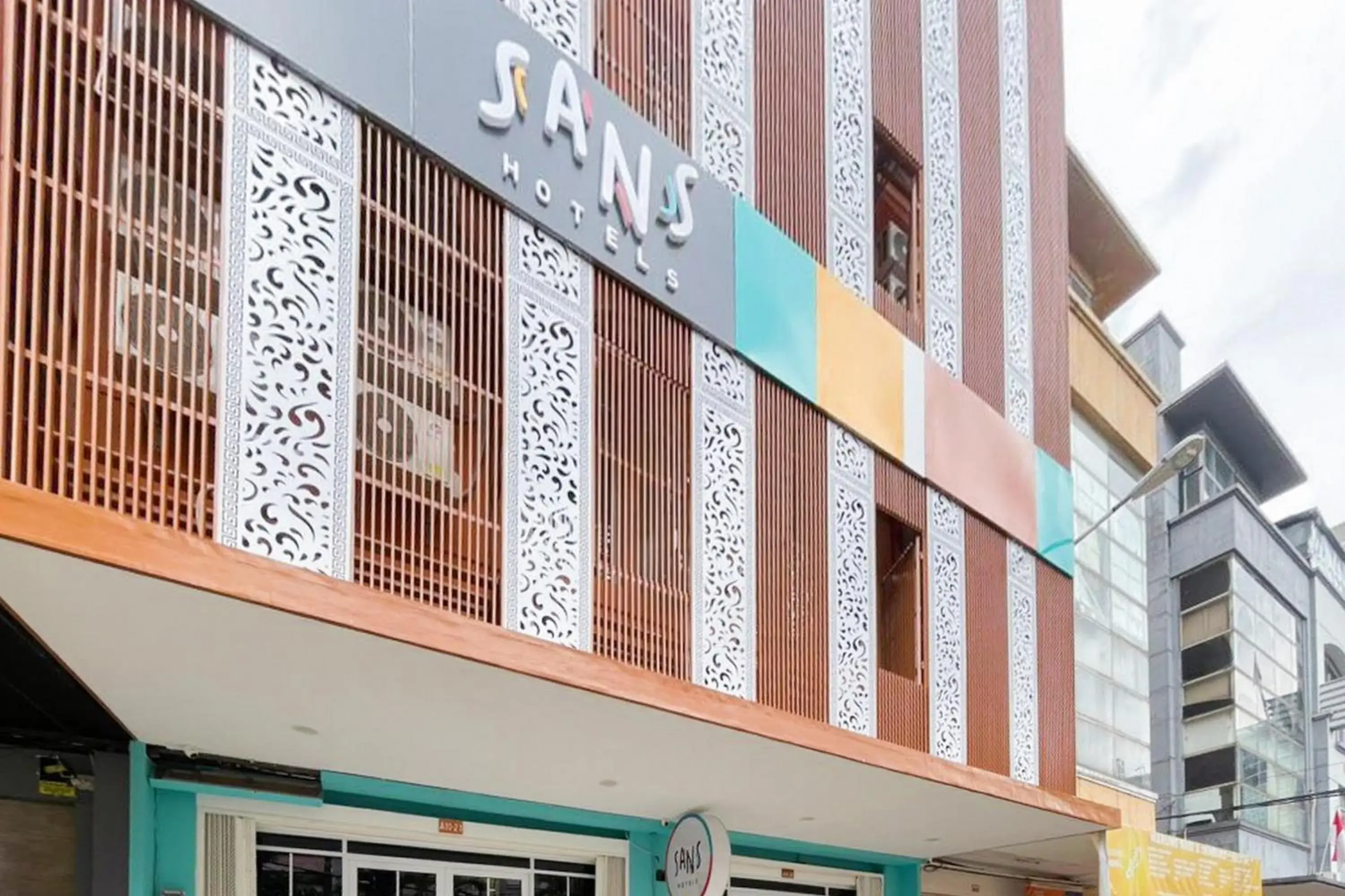 Facade/entrance in Sans Hotel Cengkareng Facade/entrance in Sans Hotel Cengkareng