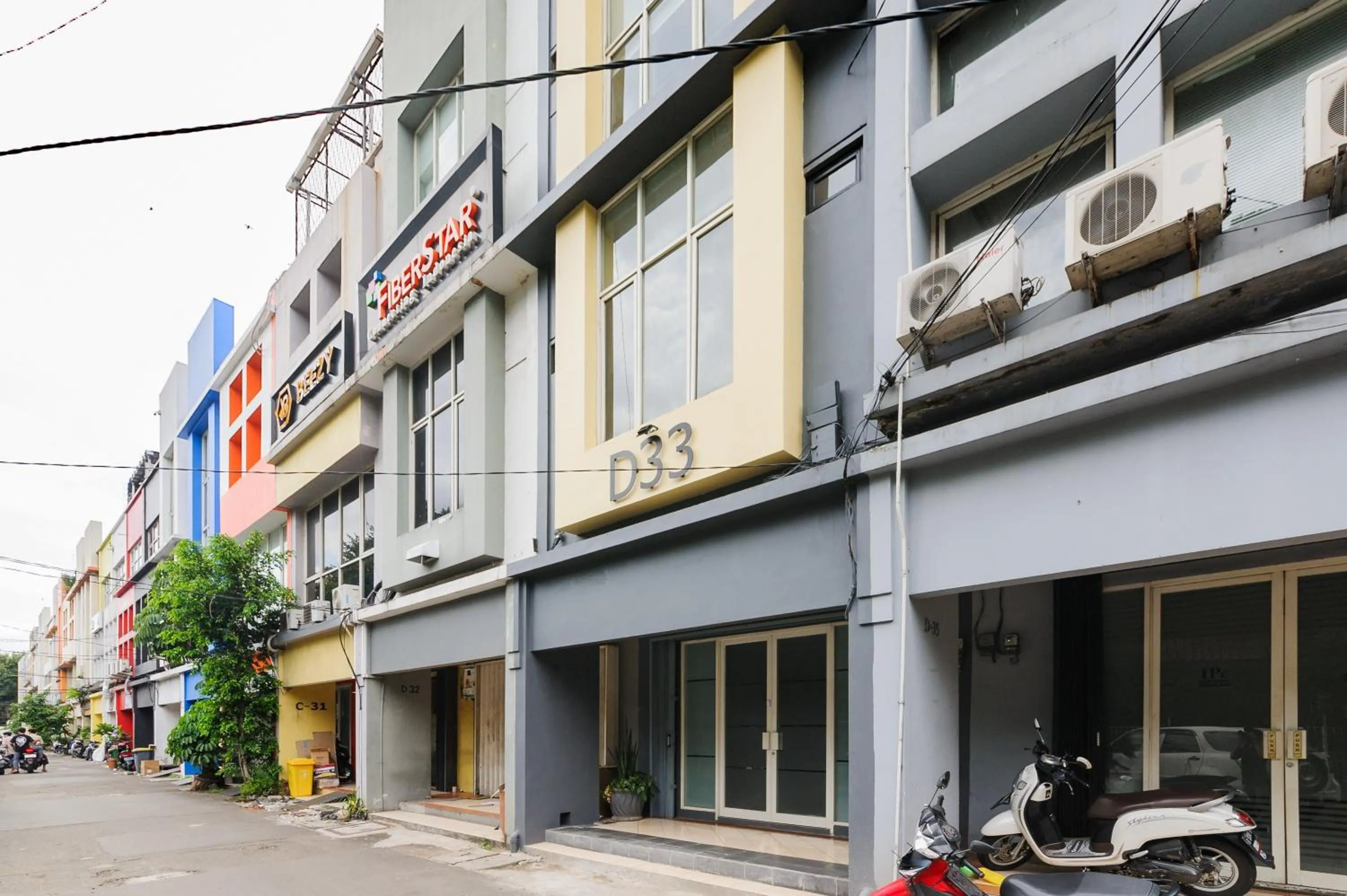 Facade/entrance in Urbanview Syariah Kost D33 Hutan Kota Srengseng