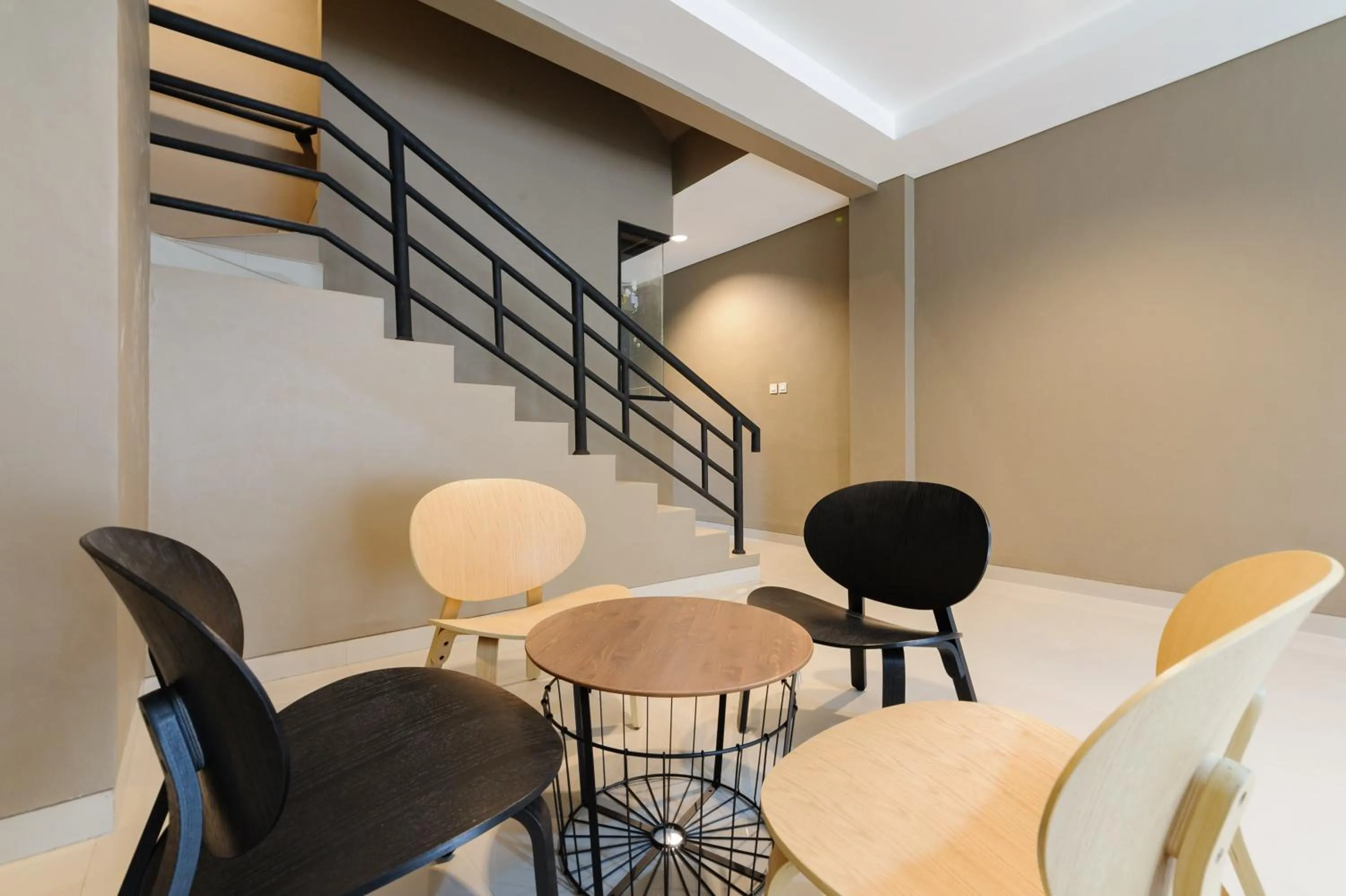 Seating area in Urbanview Syariah Kost D33 Hutan Kota Srengseng