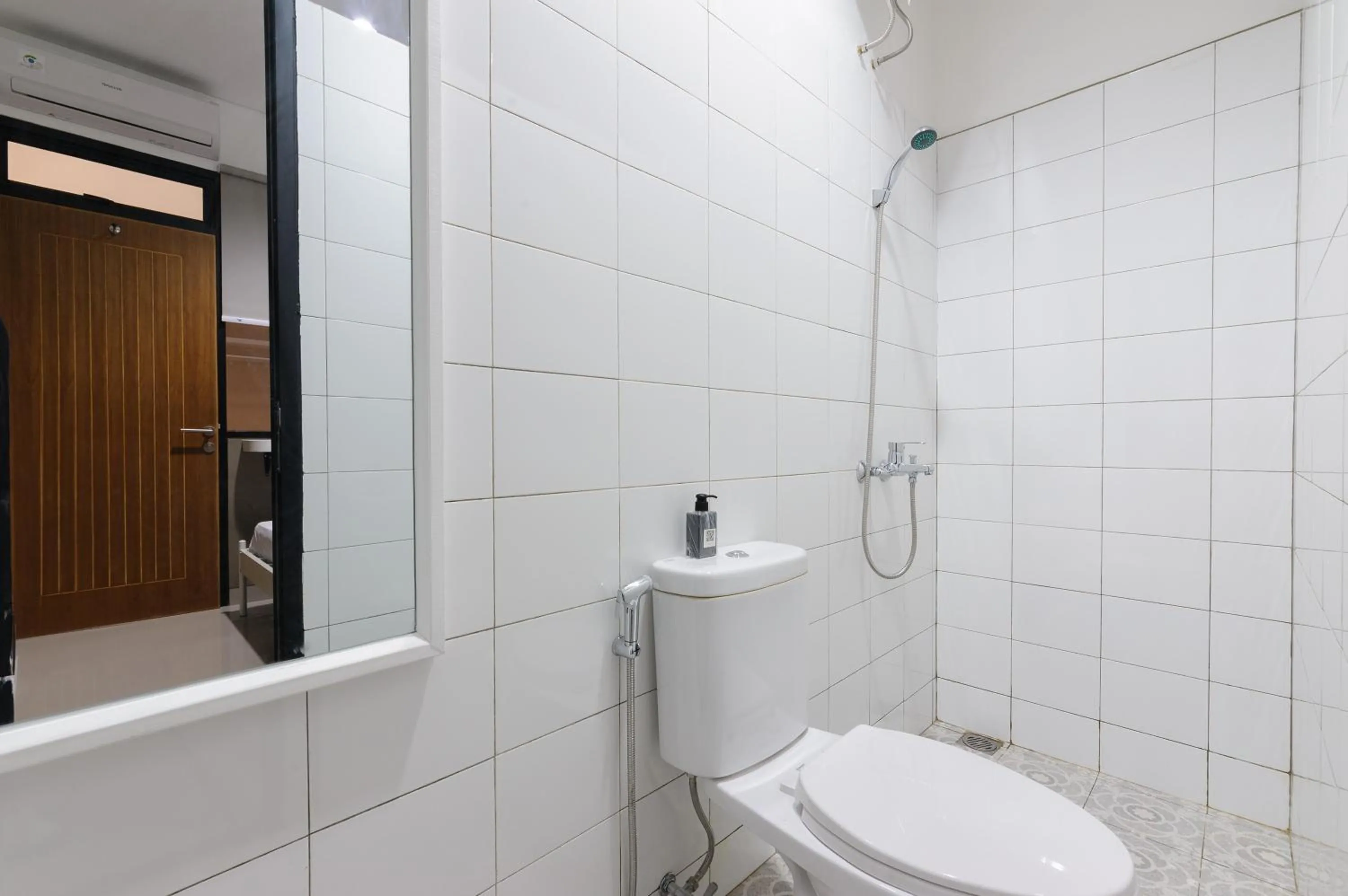Bathroom in Urbanview Syariah Kost D33 Hutan Kota Srengseng