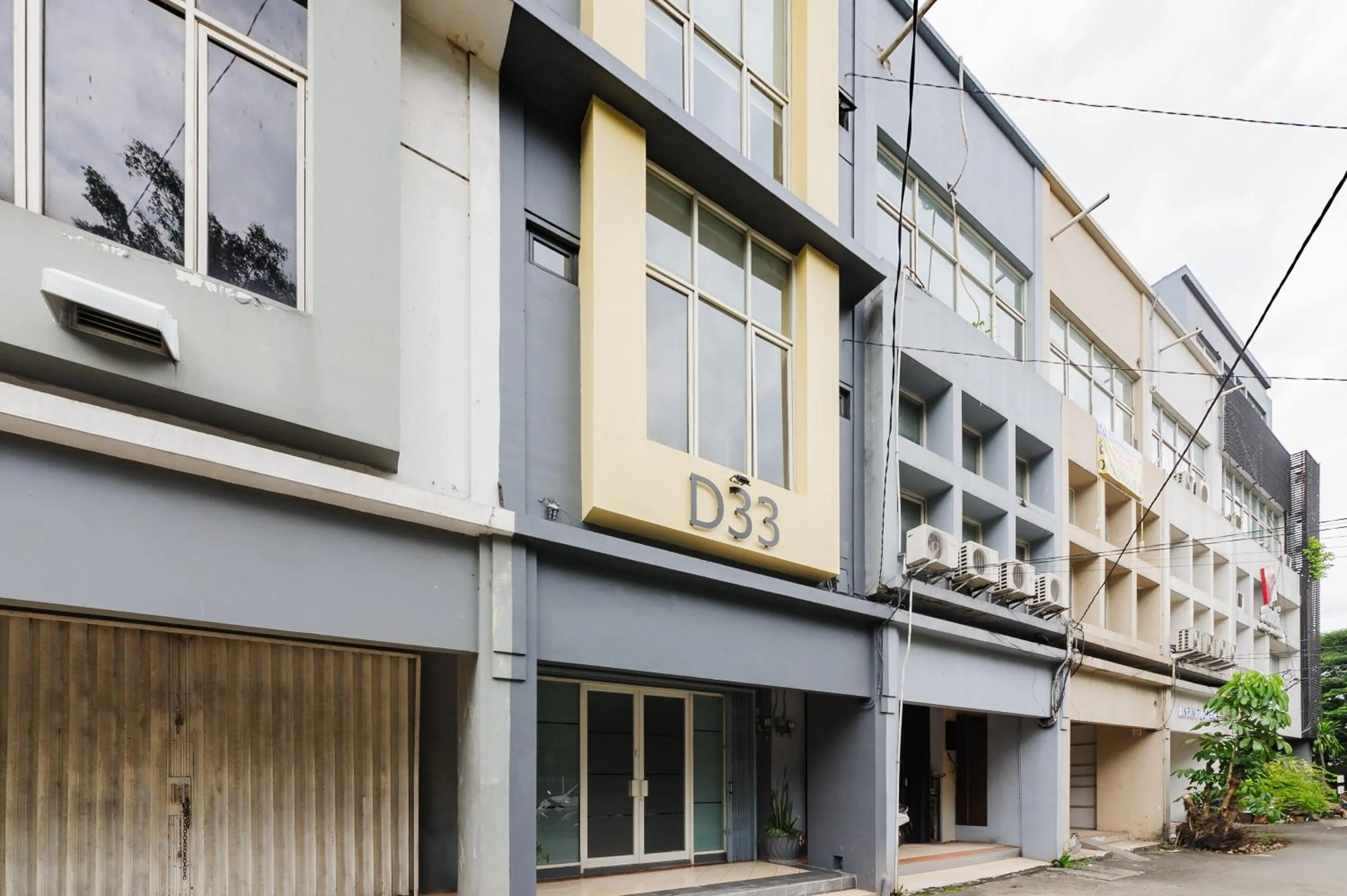 Facade/entrance in Urbanview Syariah Kost D33 Hutan Kota Srengseng