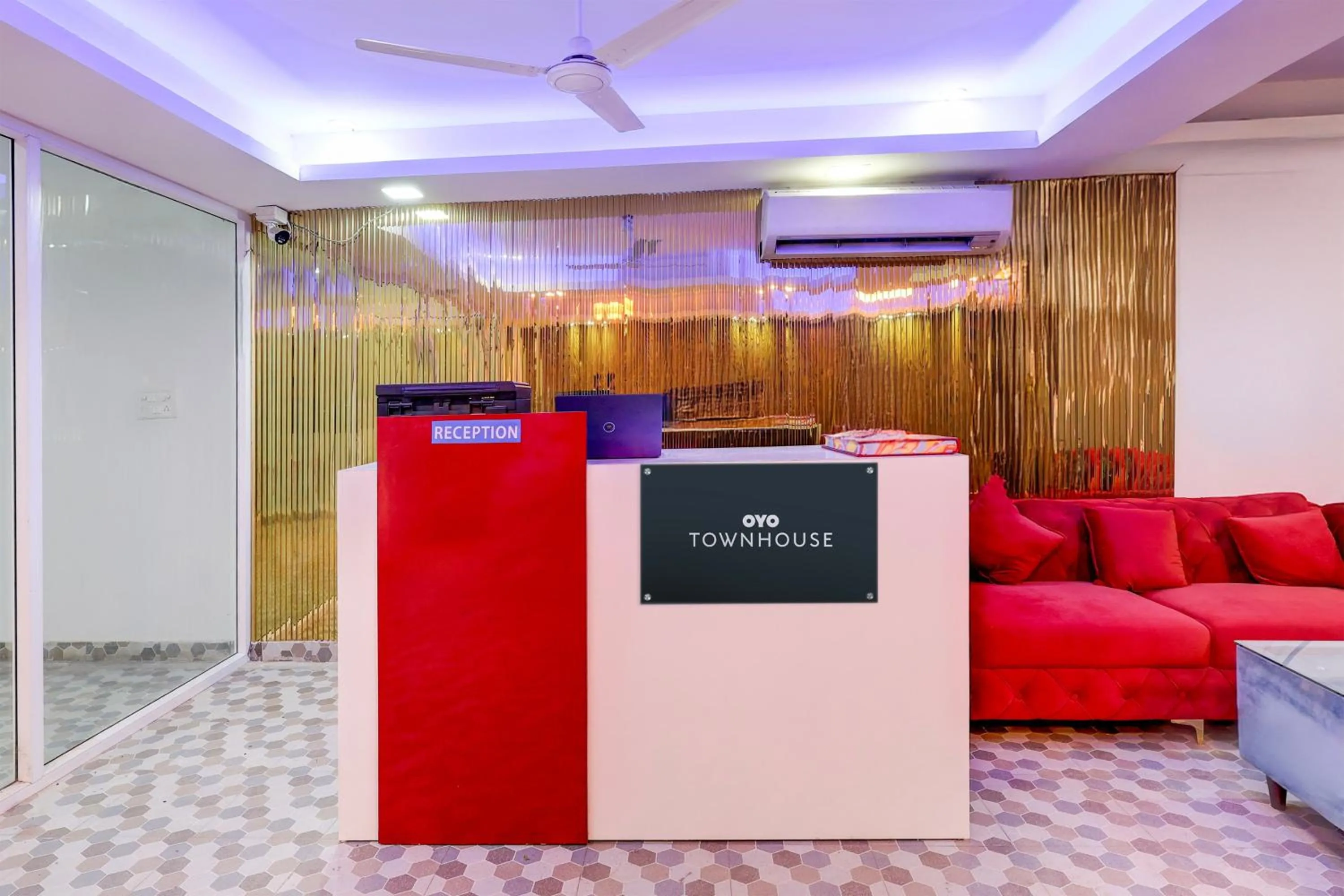 Lobby or reception in Collection O Deep Residency