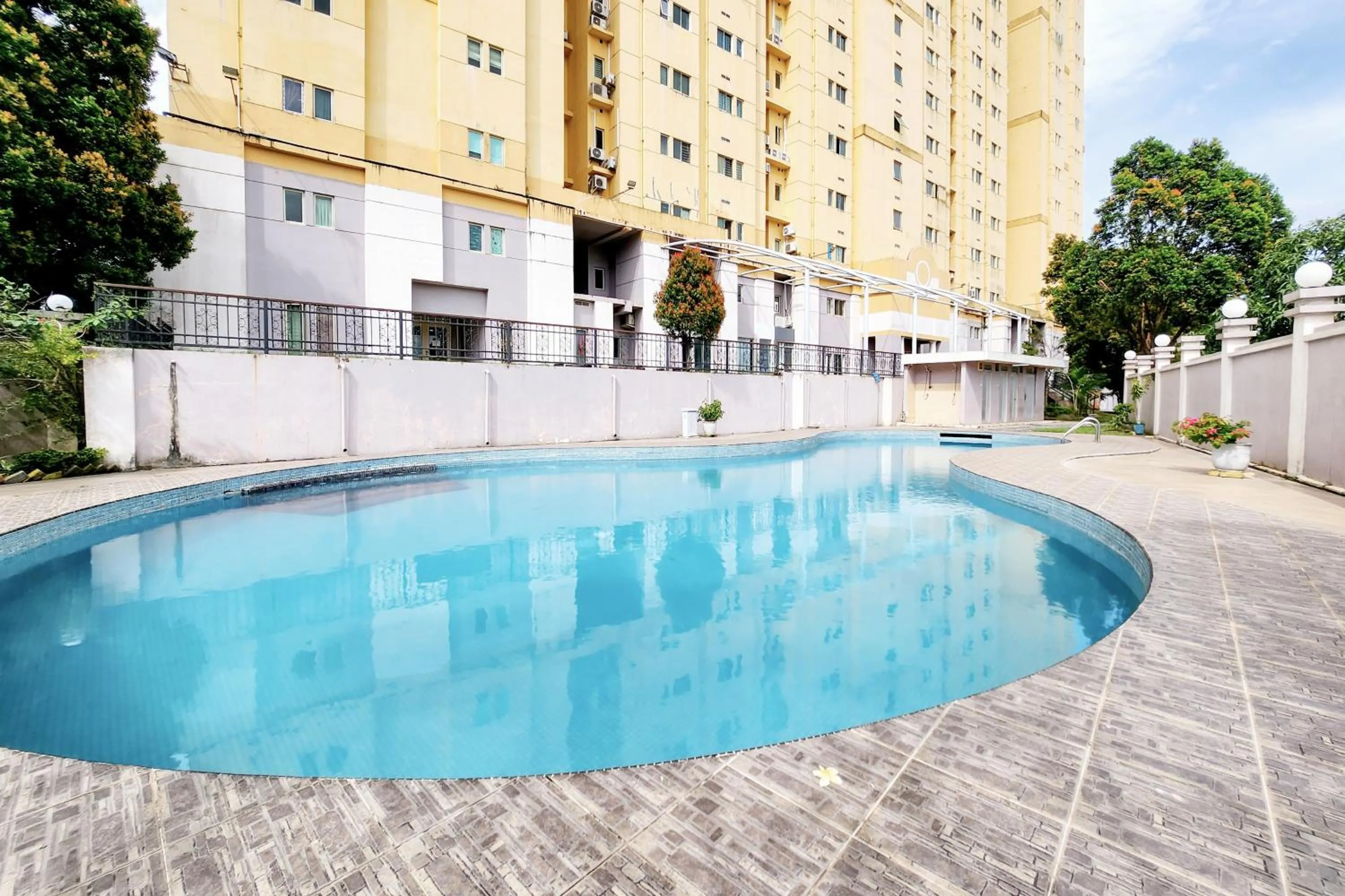 RedDoorz Premium Near Imperium Superblok