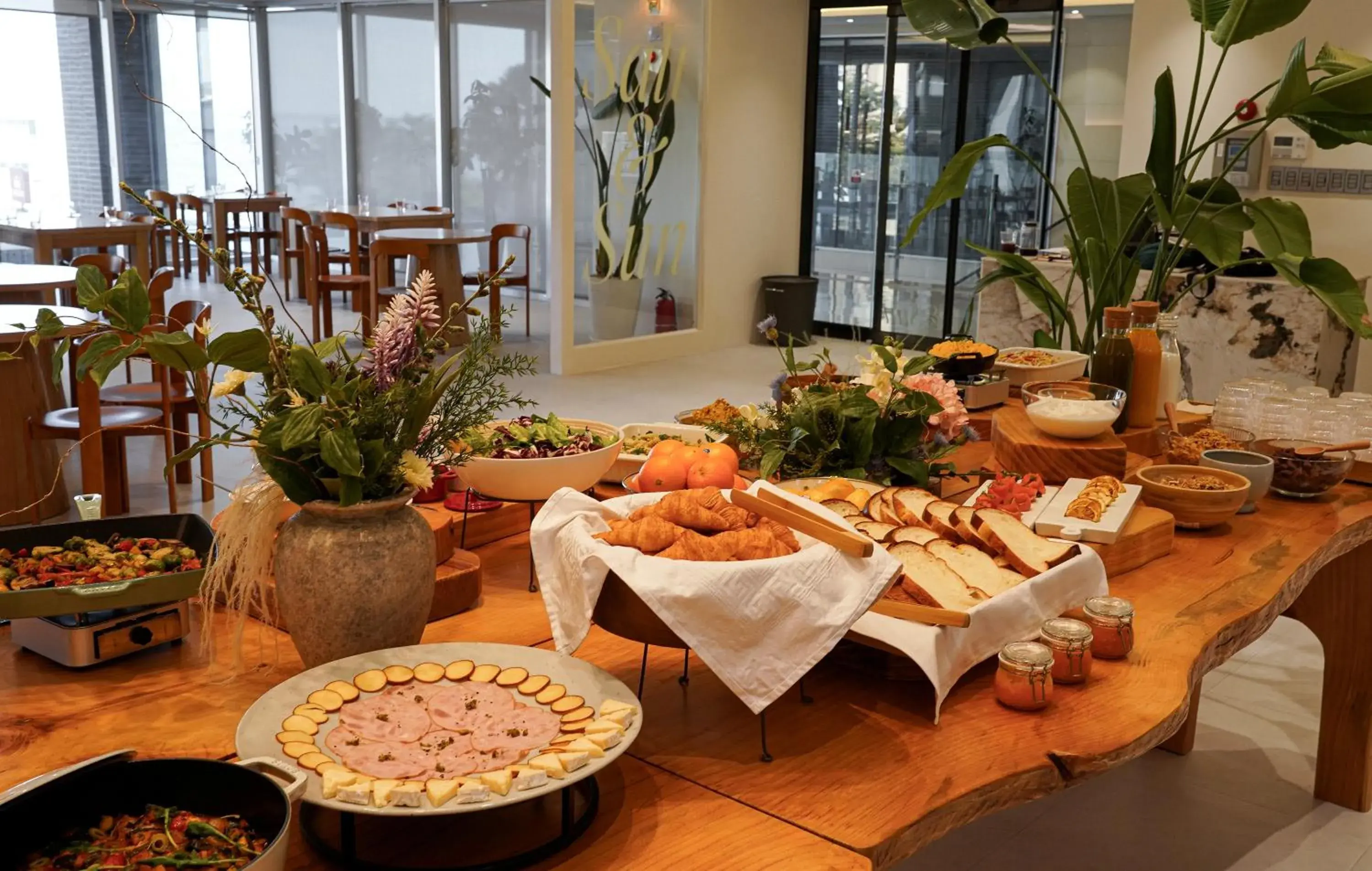 Restaurant/places to eat in Mer de laube Hotel Restaurant/places to eat in Mer de laube Hotel