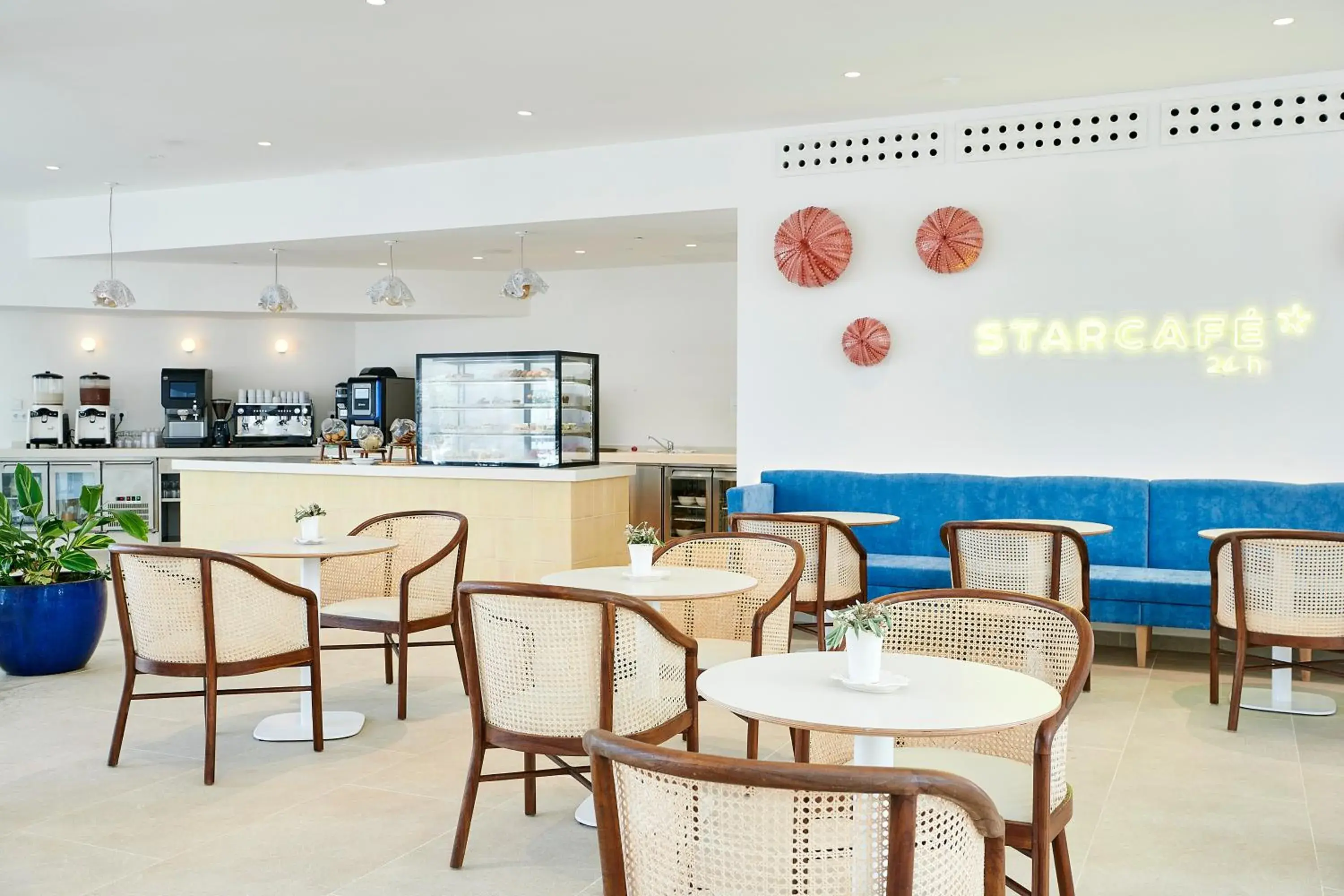 Lounge or bar in Iberostar Selection Albufera Playa All Inclusive Lounge or bar in Iberostar Selection Albufera Playa All Inclusive