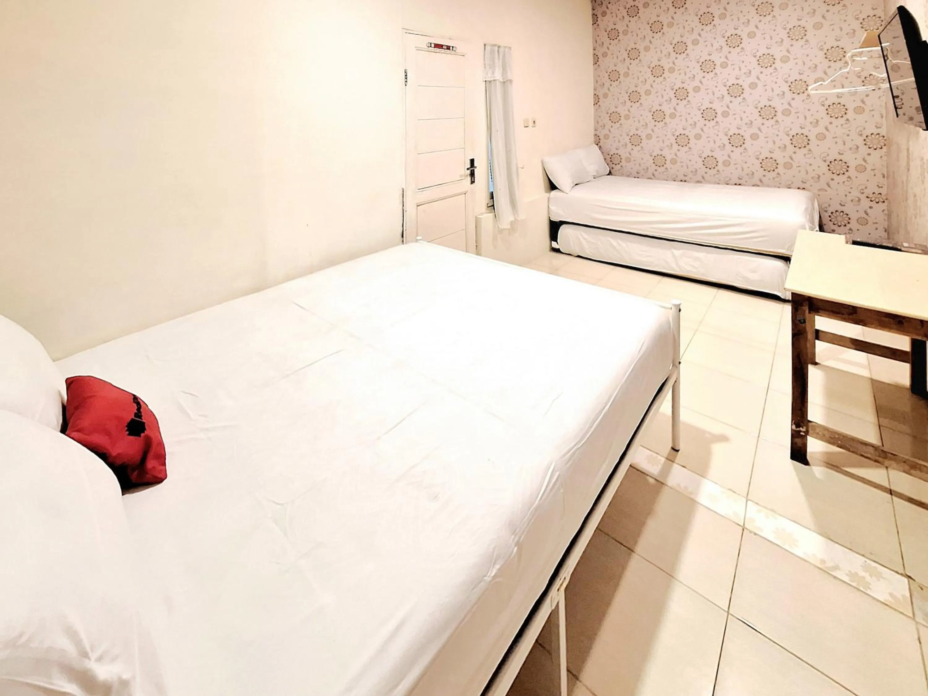Bedroom, Bed in RedDoorz at Victoria Hotel near Stasiun Blitar