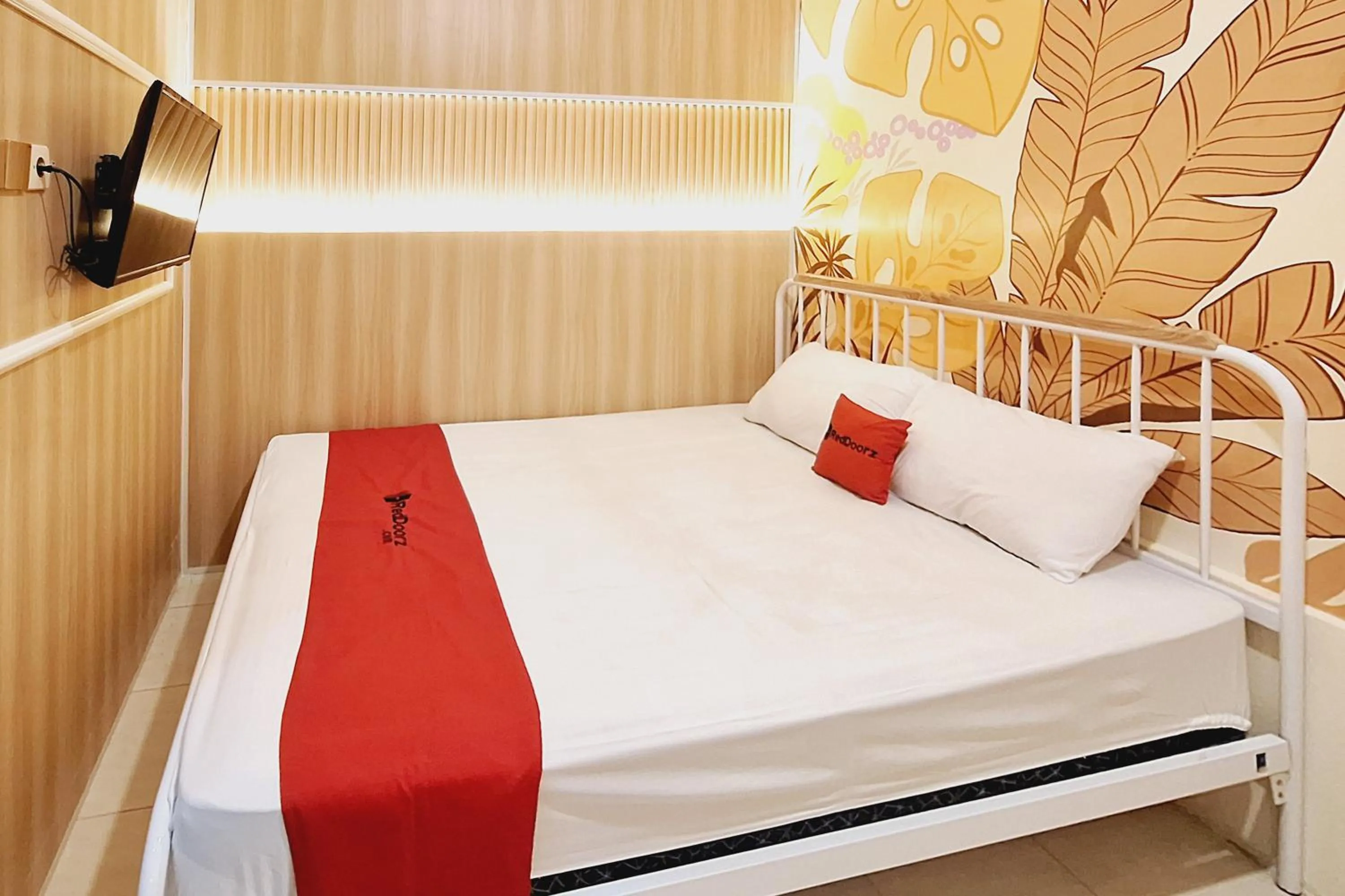 Bedroom, Bed in RedDoorz at Victoria Hotel near Stasiun Blitar