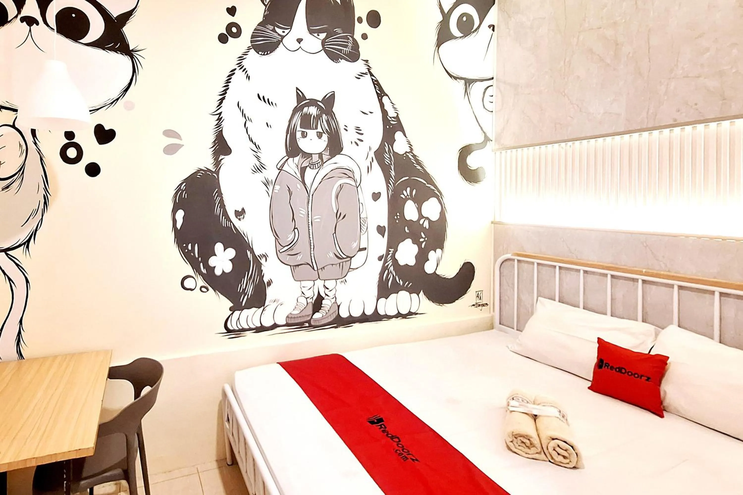 Bedroom, Bed in RedDoorz at Victoria Hotel near Stasiun Blitar
