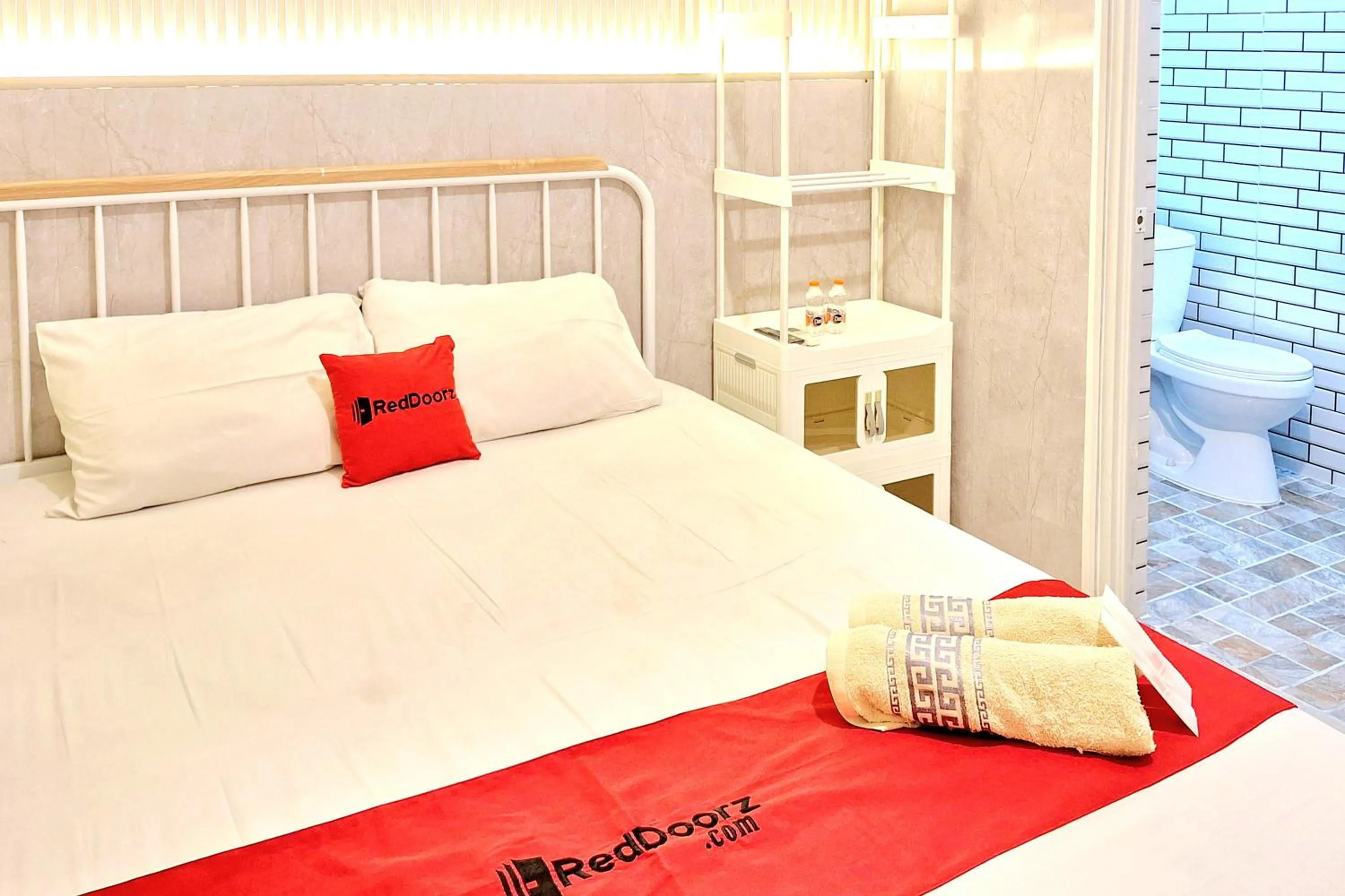 Bedroom, Bed in RedDoorz at Victoria Hotel near Stasiun Blitar