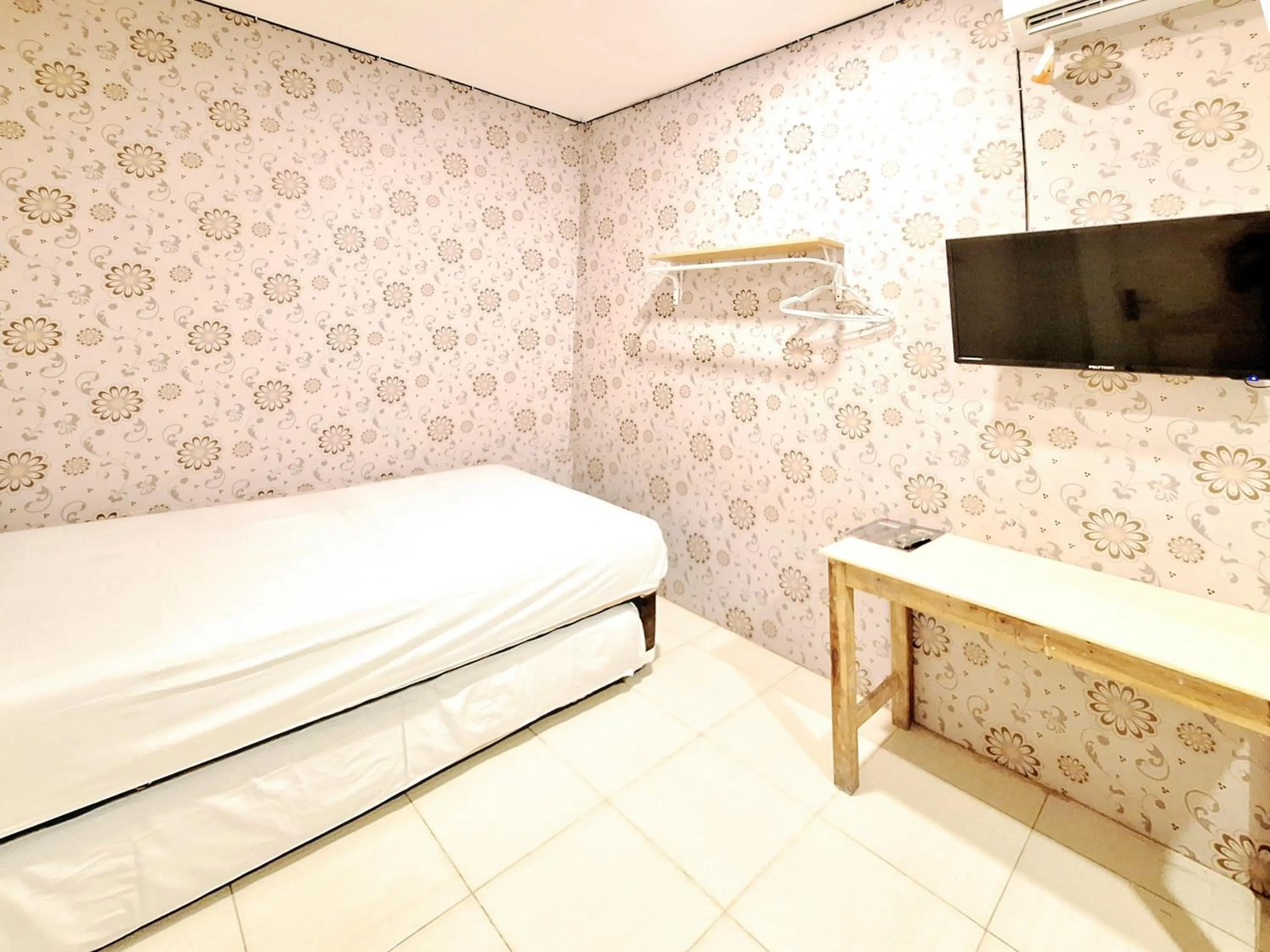 Bedroom, Bed in RedDoorz at Victoria Hotel near Stasiun Blitar
