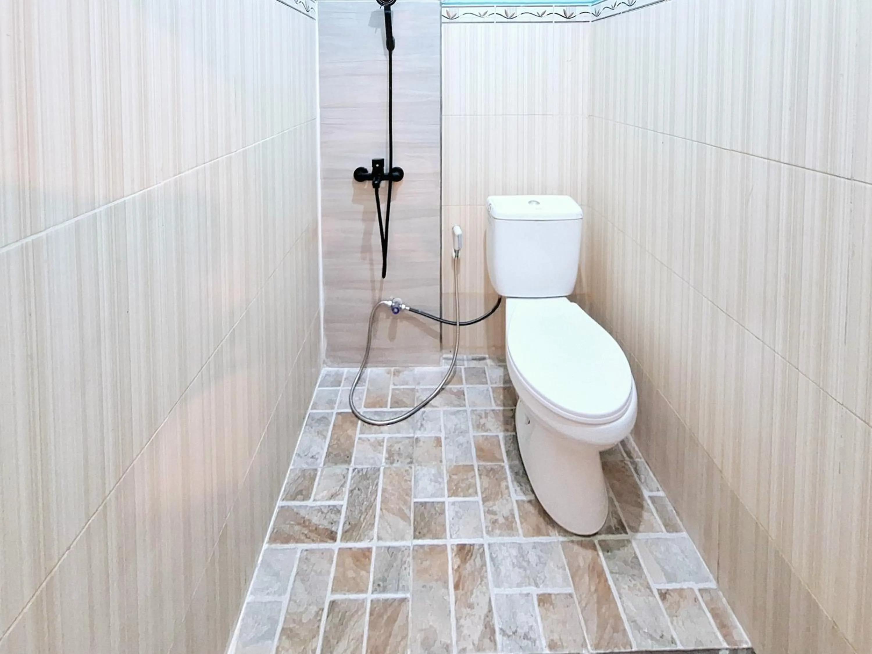 Bathroom in RedDoorz at Victoria Hotel near Stasiun Blitar