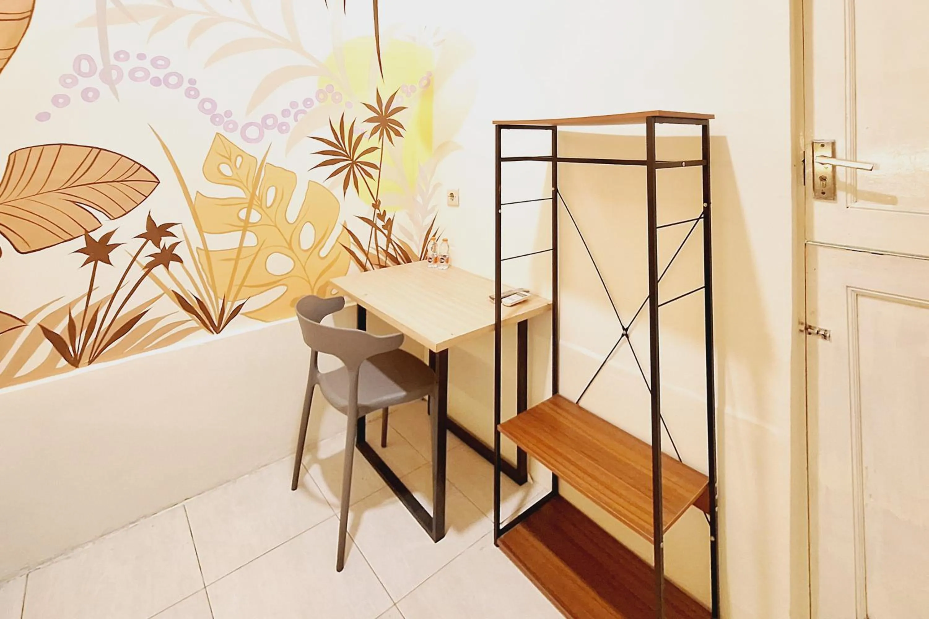 Seating area in RedDoorz at Victoria Hotel near Stasiun Blitar