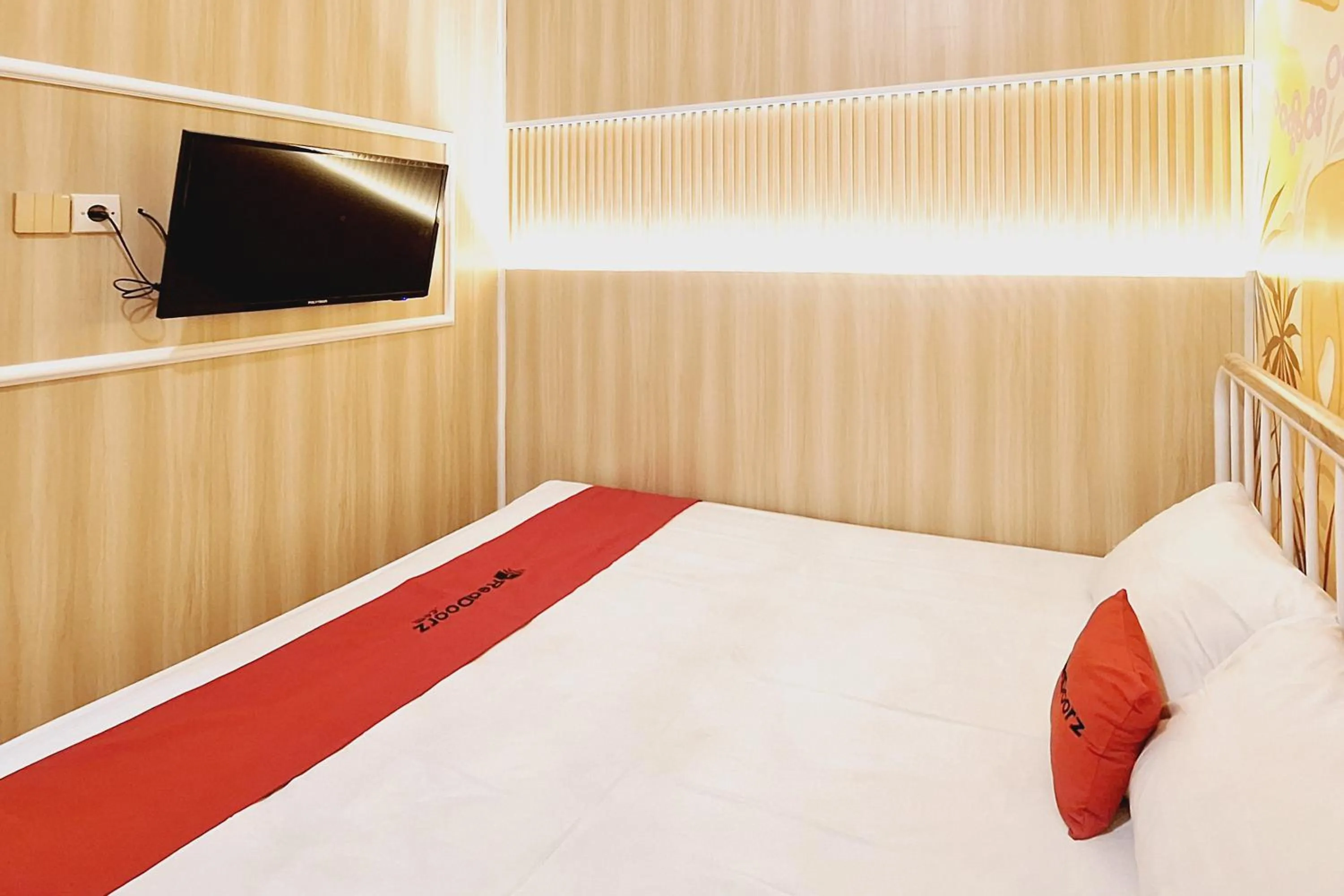Bedroom, Bed in RedDoorz at Victoria Hotel near Stasiun Blitar