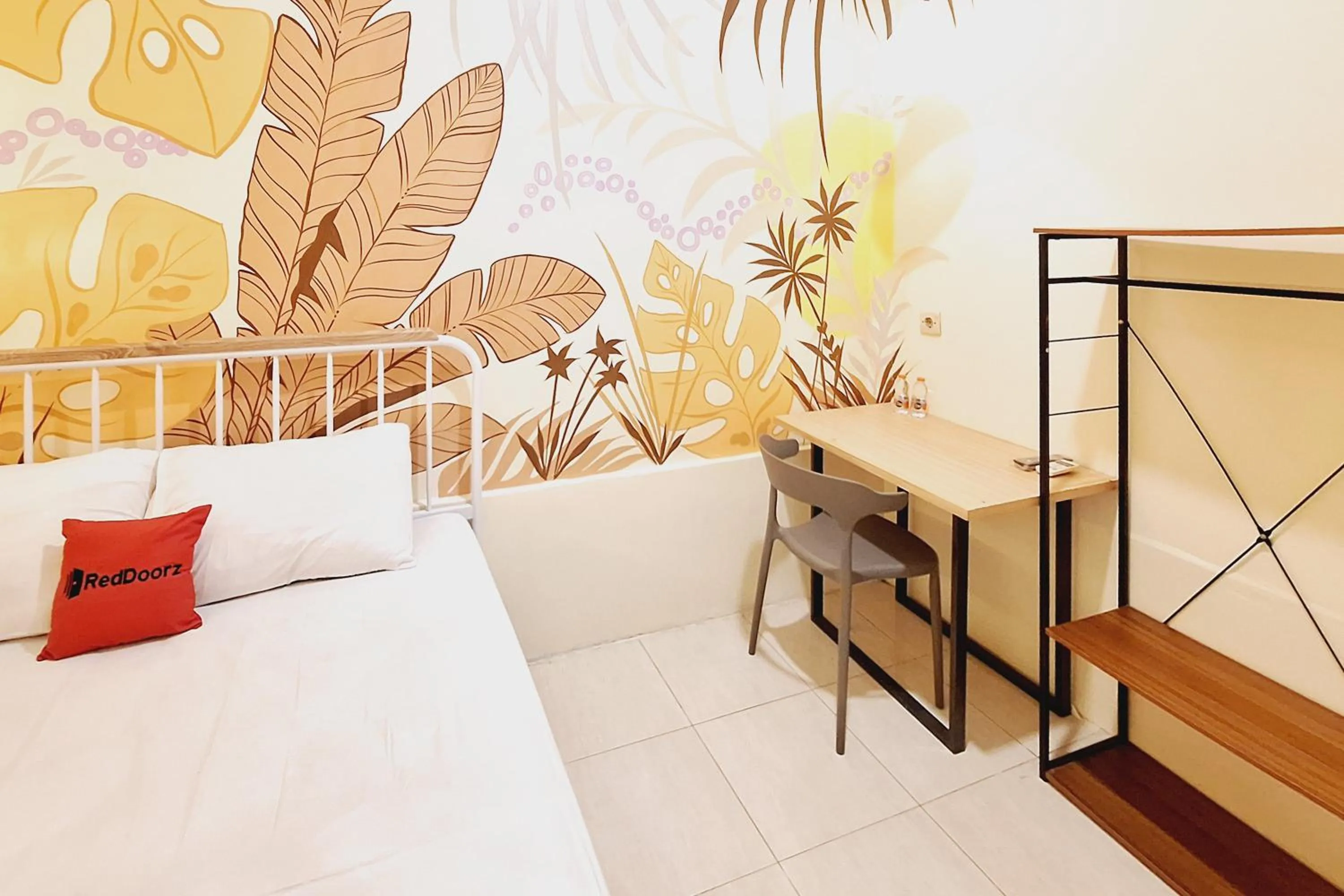Bedroom, Bed in RedDoorz at Victoria Hotel near Stasiun Blitar