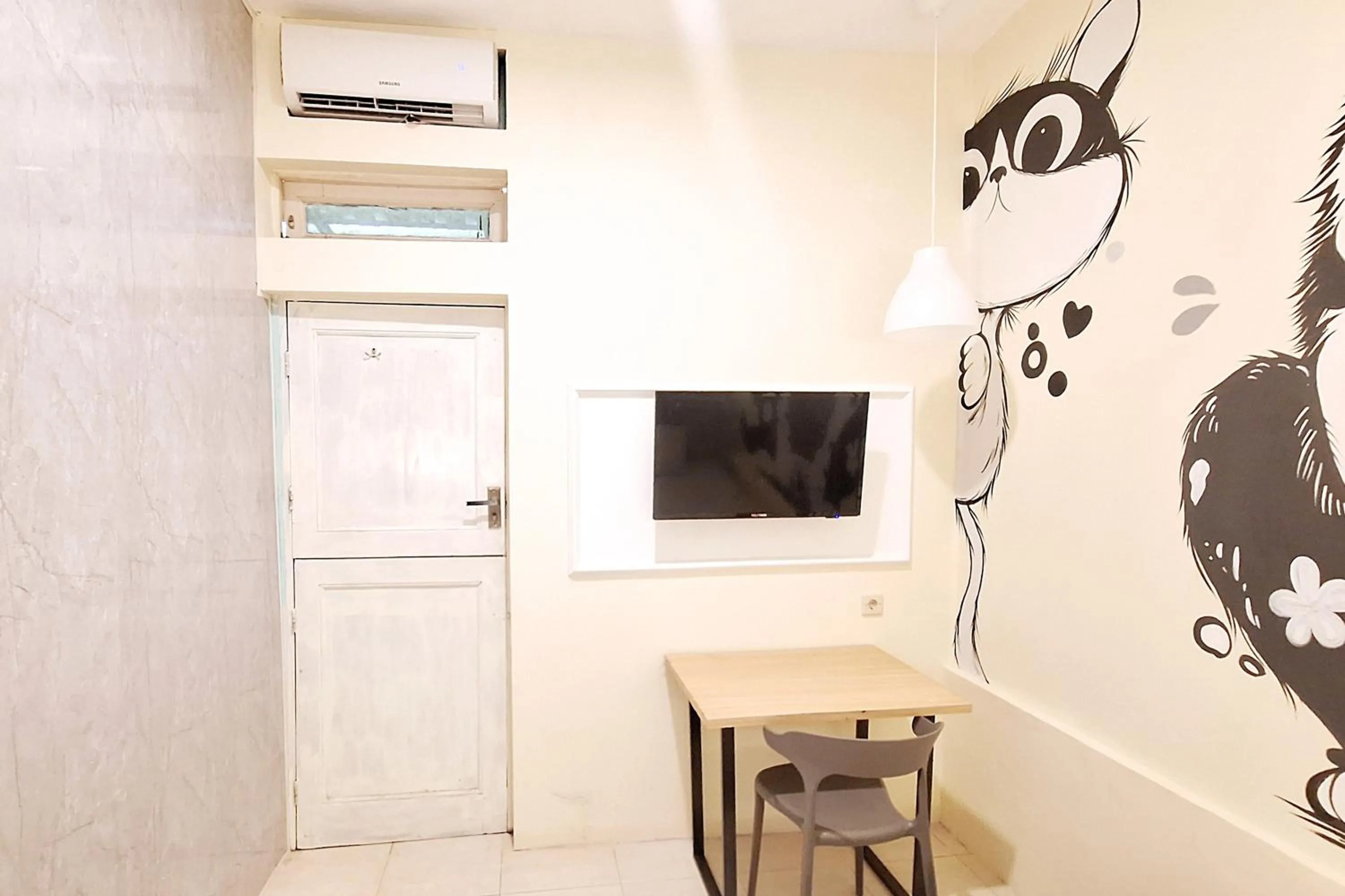Bedroom in RedDoorz at Victoria Hotel near Stasiun Blitar