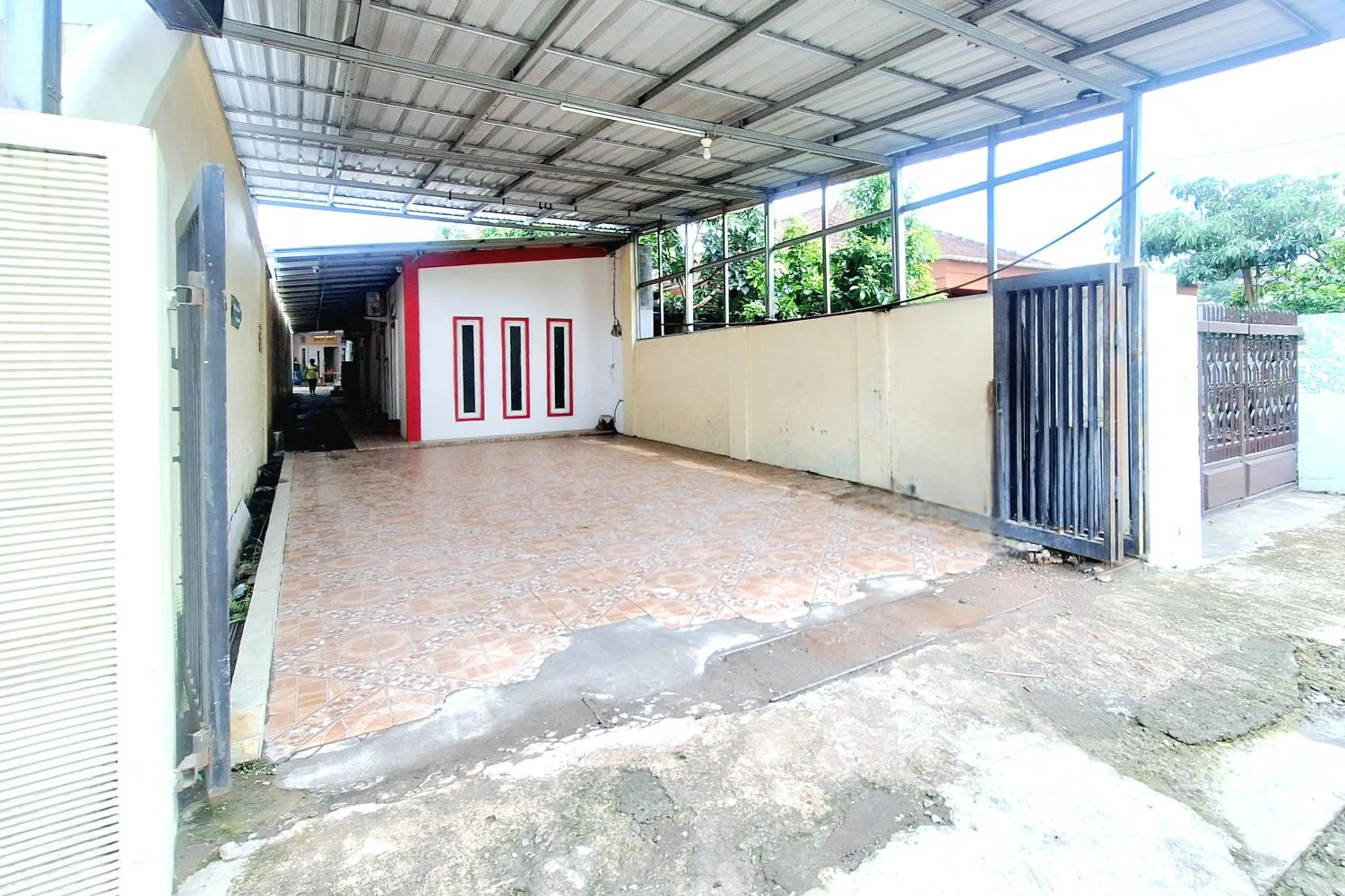 Parking in RedDoorz at Victoria Hotel near Stasiun Blitar