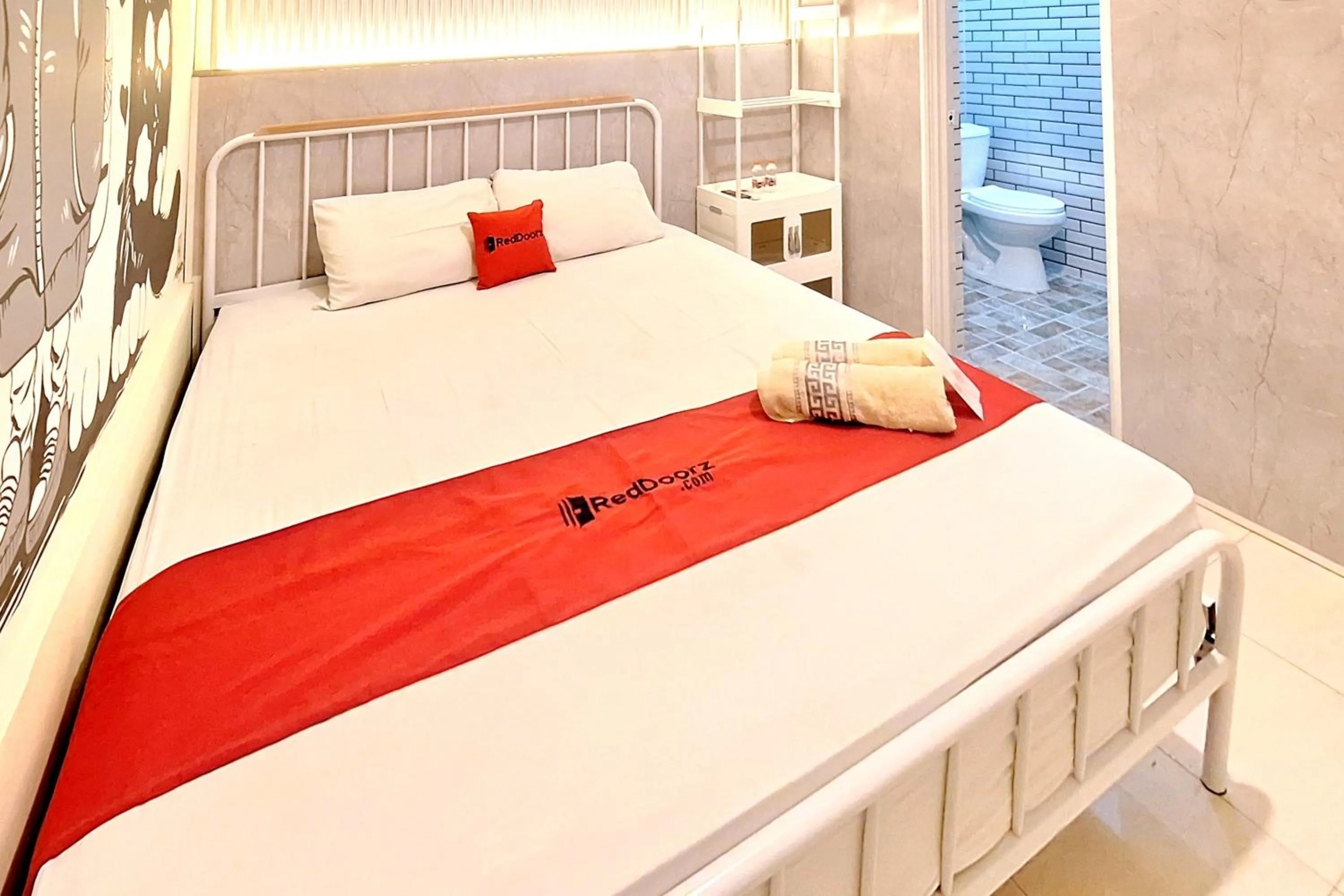 Bedroom, Bed in RedDoorz at Victoria Hotel near Stasiun Blitar
