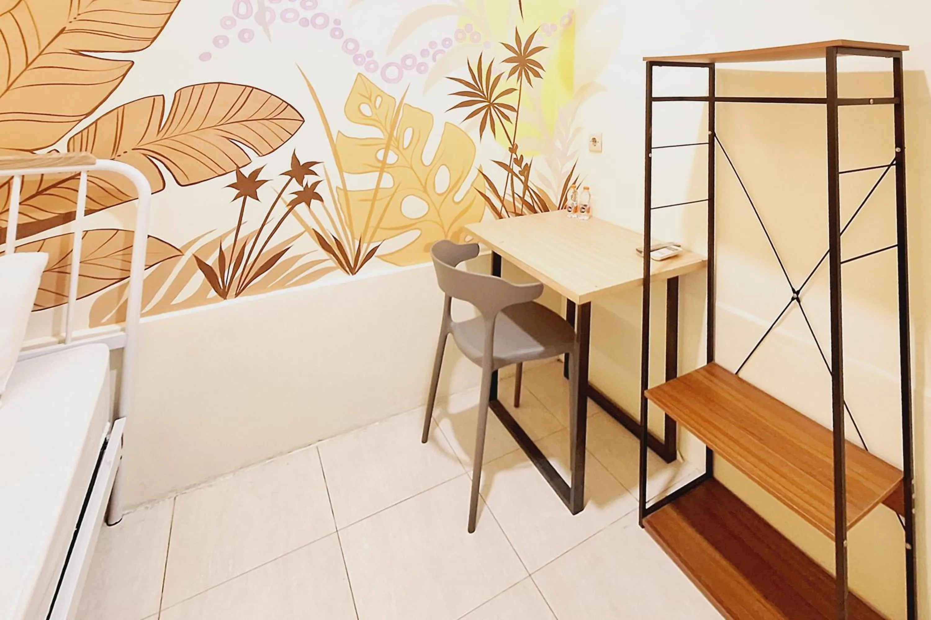 Seating area in RedDoorz at Victoria Hotel near Stasiun Blitar