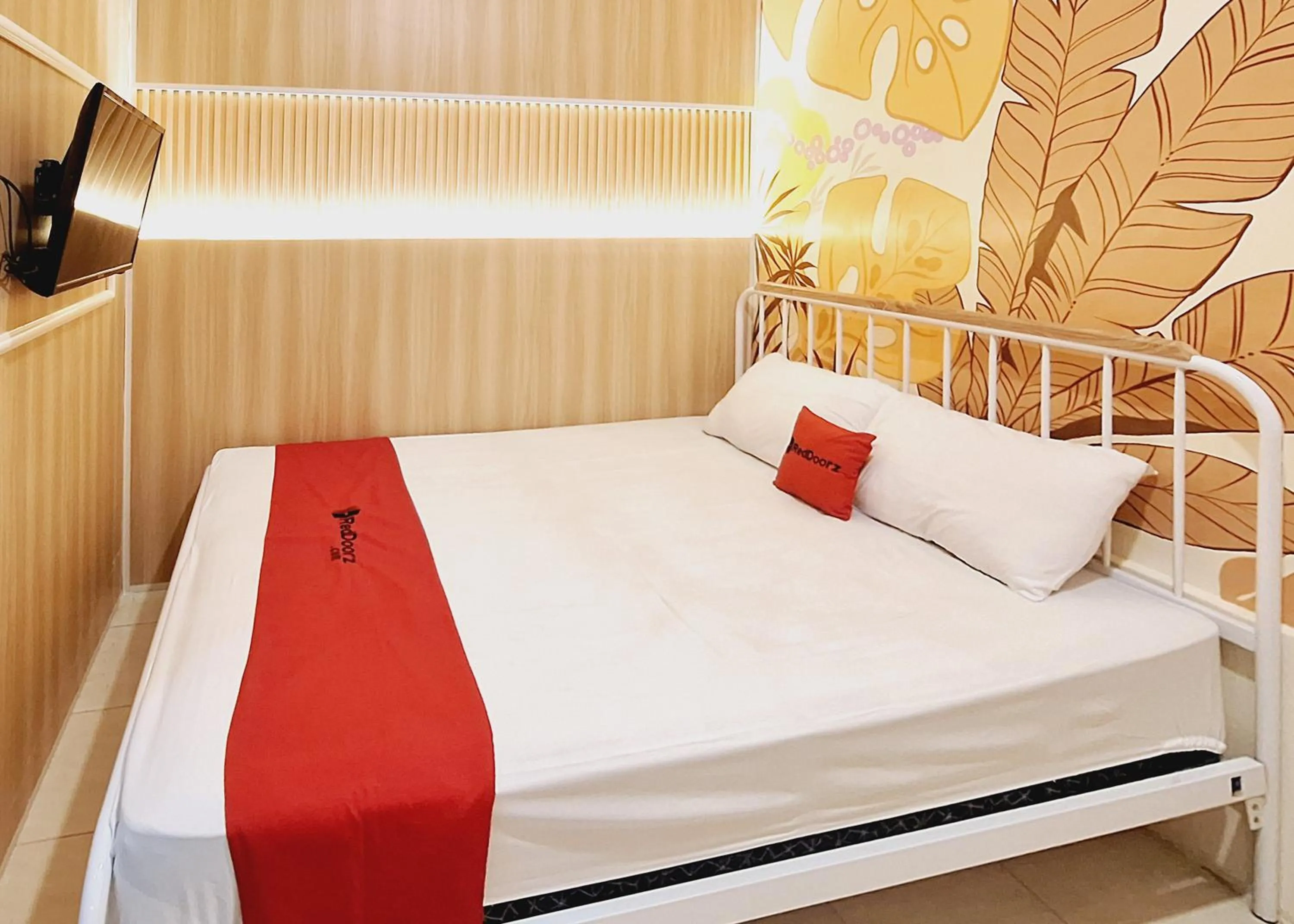 Bedroom, Bed in RedDoorz at Victoria Hotel near Stasiun Blitar