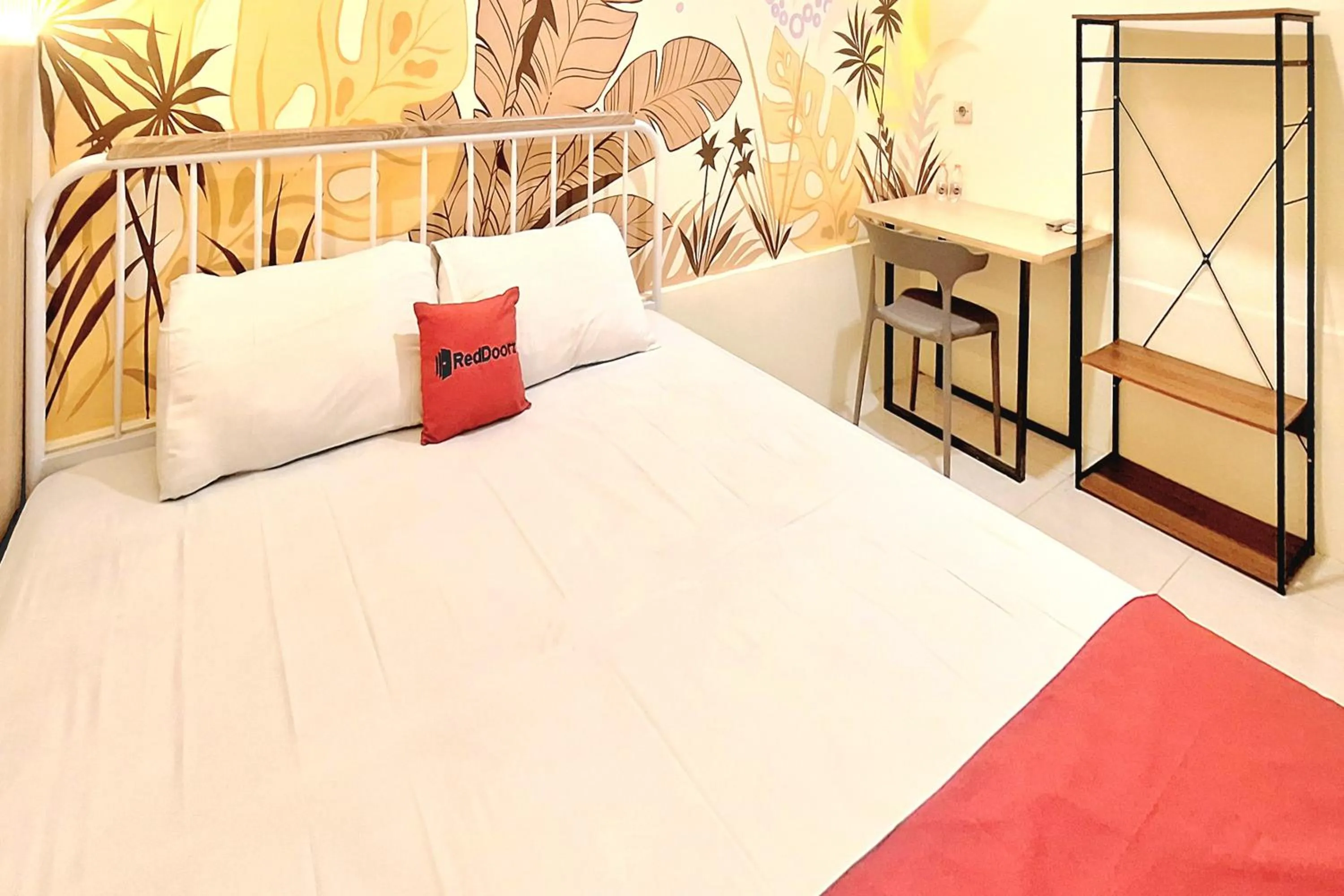Bedroom, Bed in RedDoorz at Victoria Hotel near Stasiun Blitar