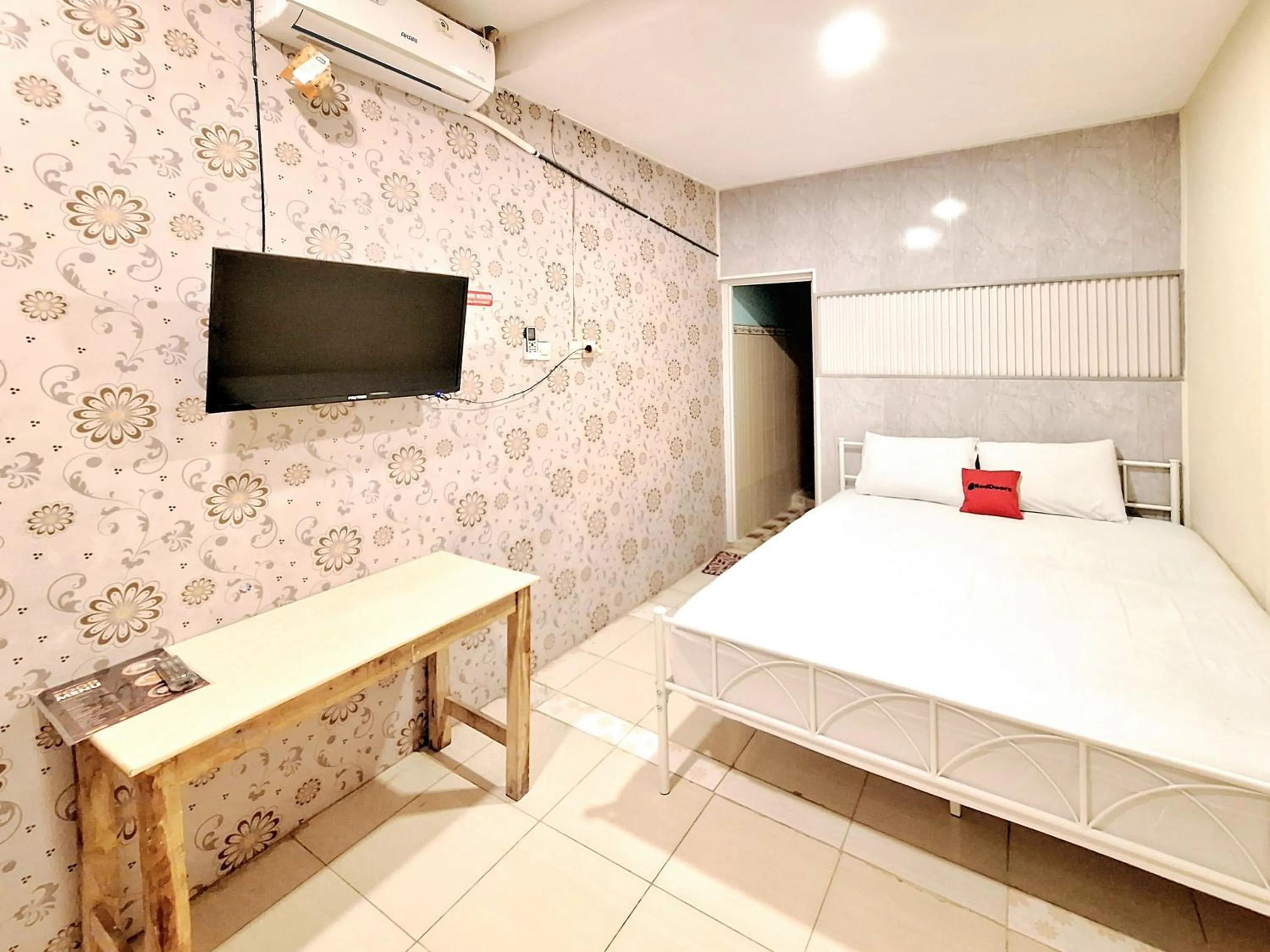Bedroom, Bed in RedDoorz at Victoria Hotel near Stasiun Blitar