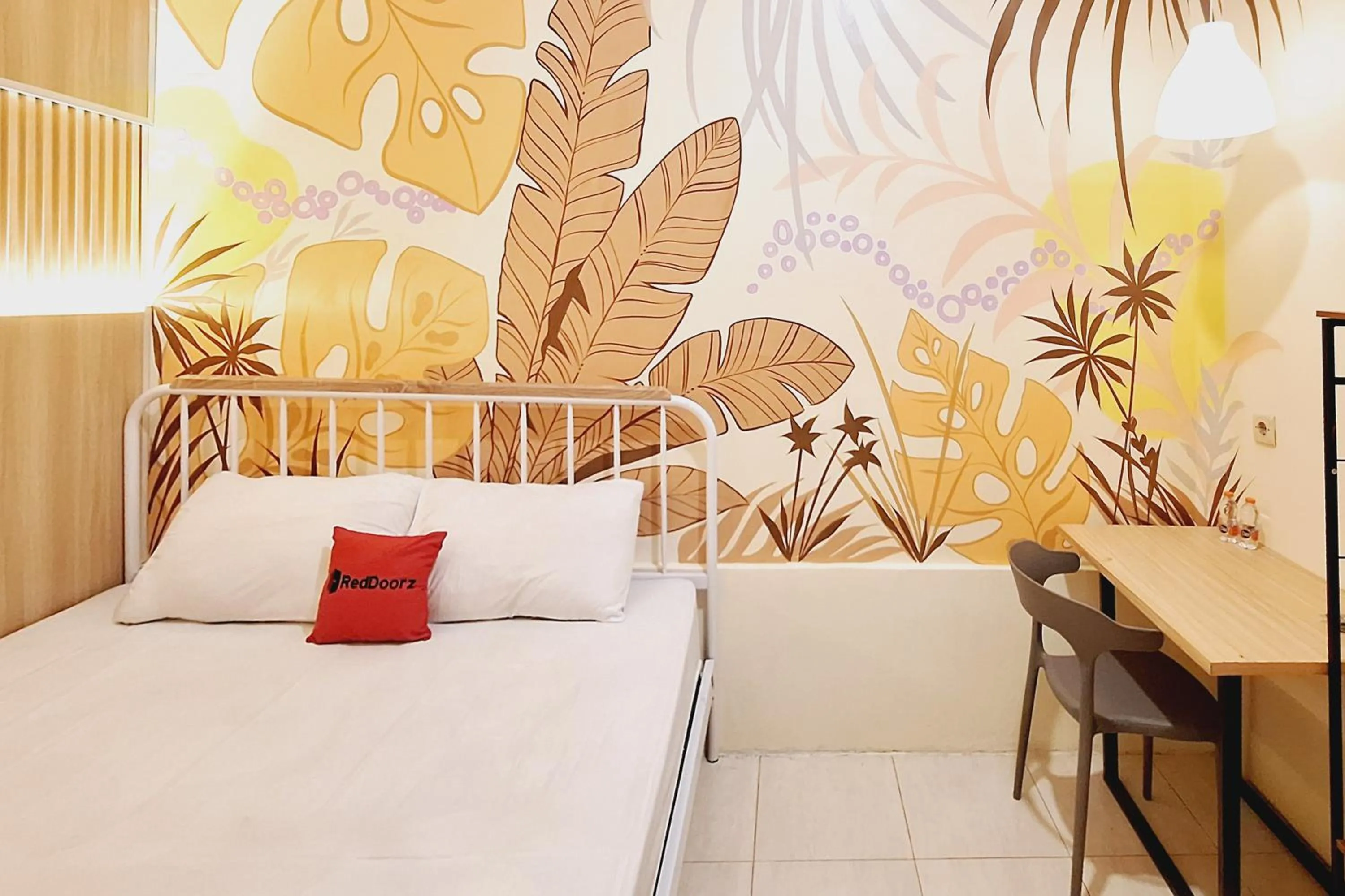 Bedroom, Bed in RedDoorz at Victoria Hotel near Stasiun Blitar