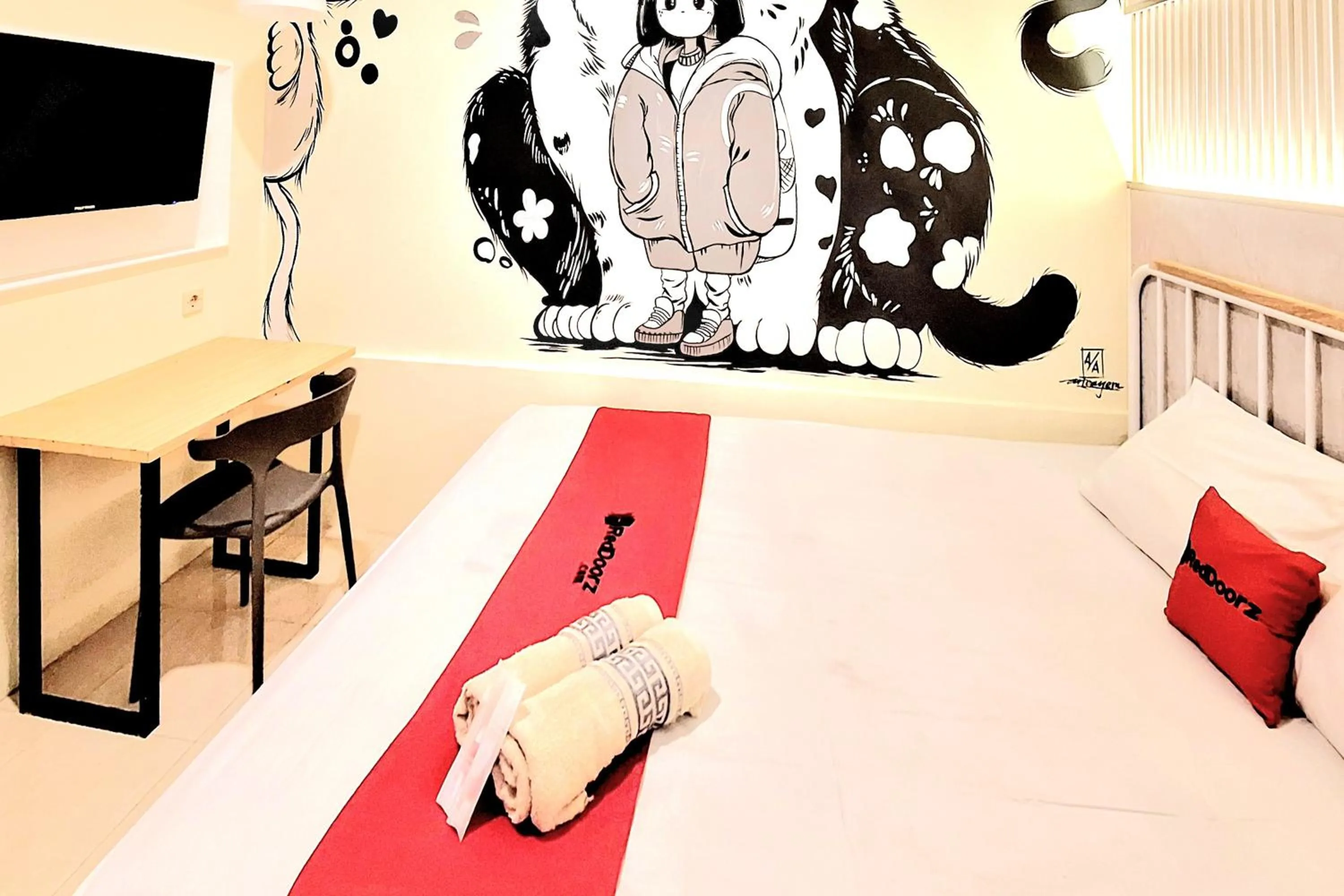 Bedroom, Bed in RedDoorz at Victoria Hotel near Stasiun Blitar
