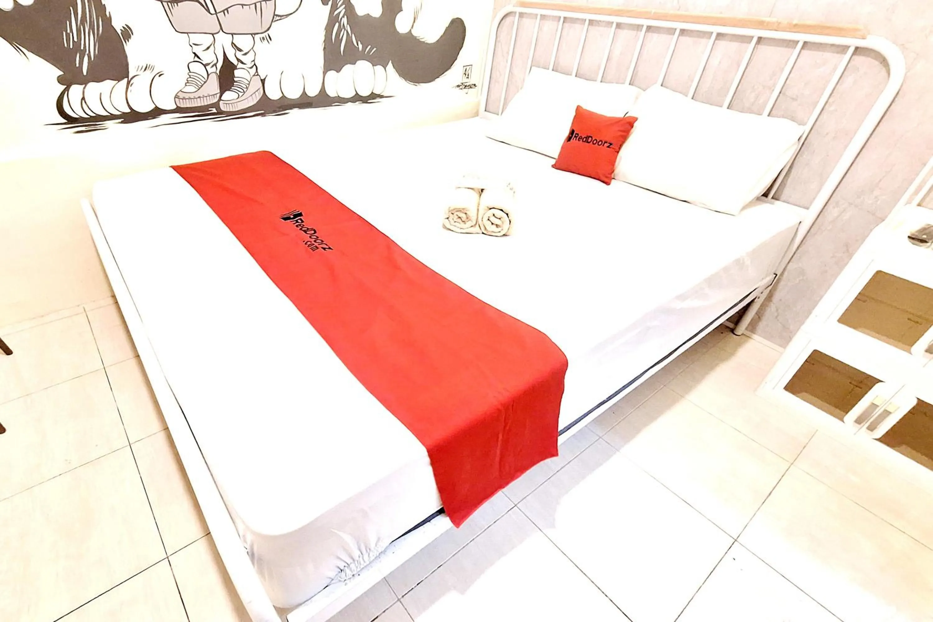Bedroom, Bed in RedDoorz at Victoria Hotel near Stasiun Blitar