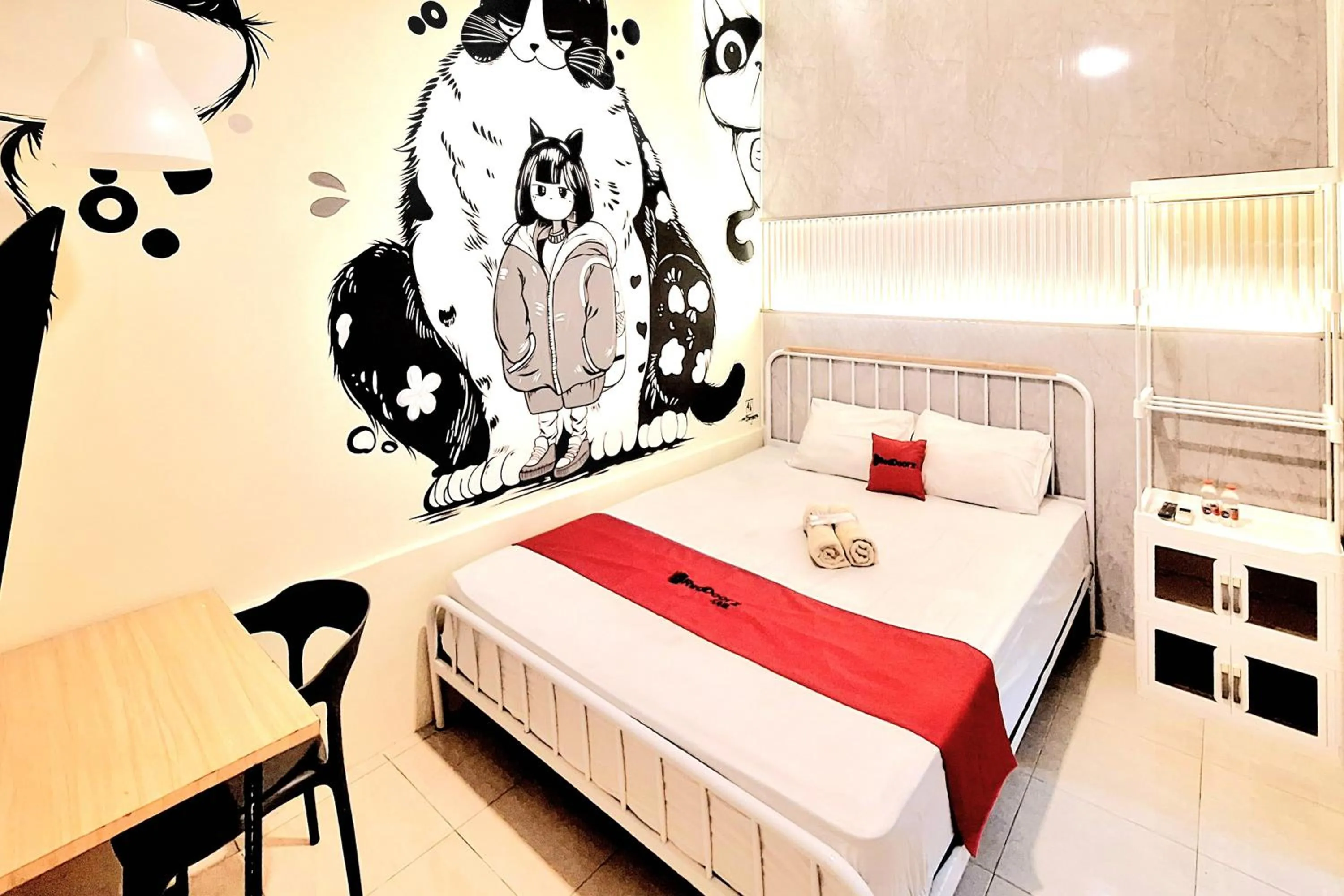 Bedroom, Bed in RedDoorz at Victoria Hotel near Stasiun Blitar