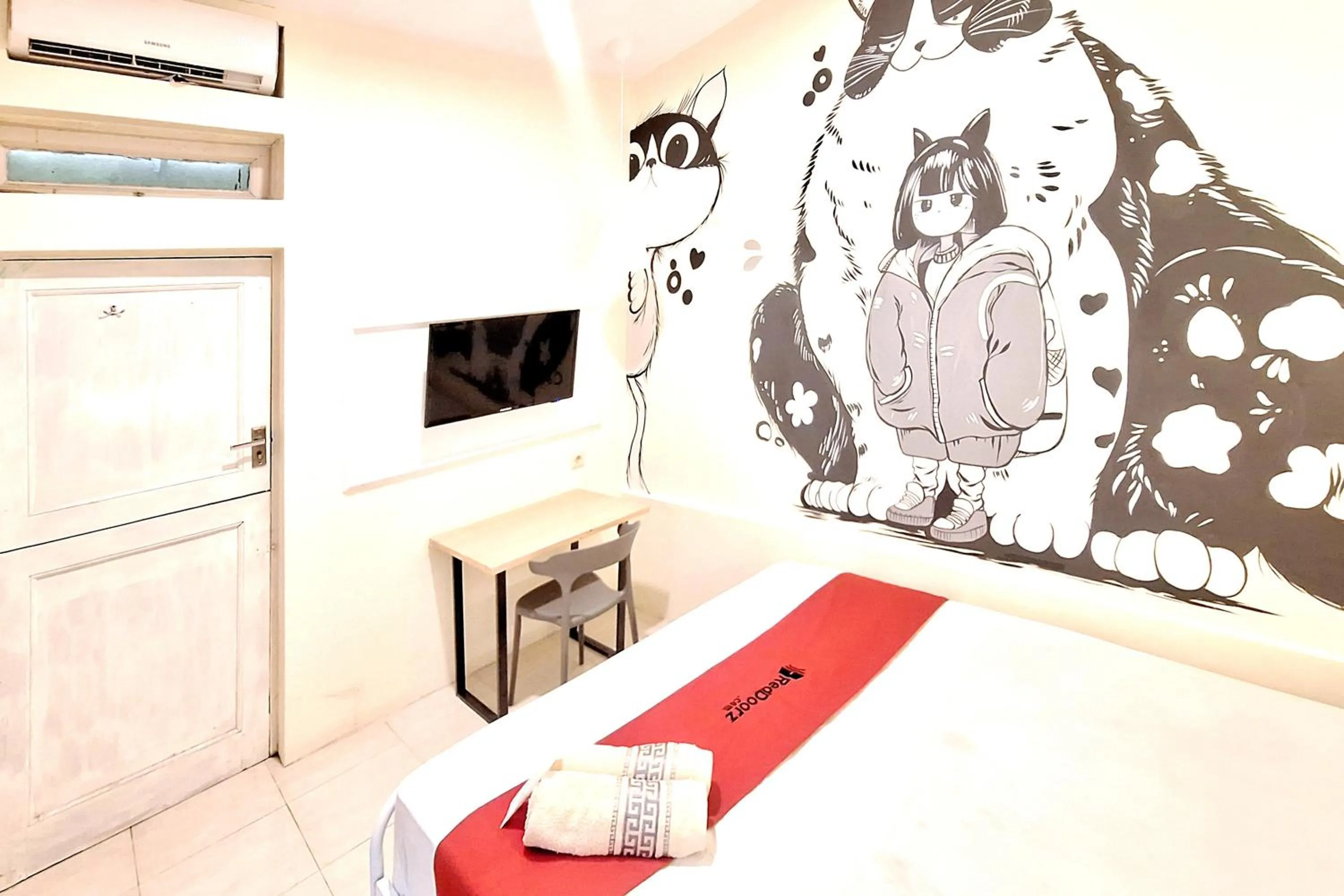 Bedroom, Bed in RedDoorz at Victoria Hotel near Stasiun Blitar