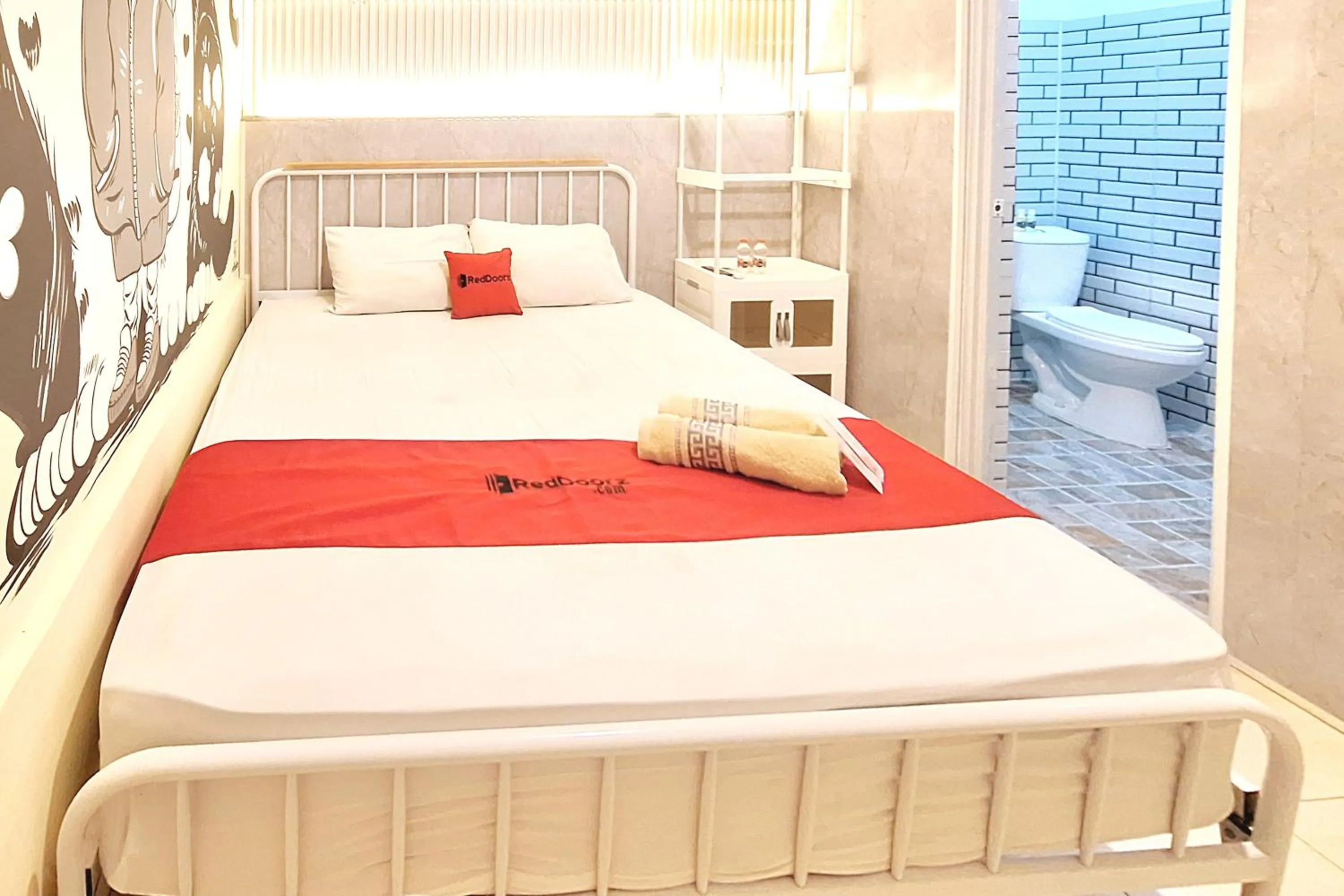 Bedroom, Bed in RedDoorz at Victoria Hotel near Stasiun Blitar