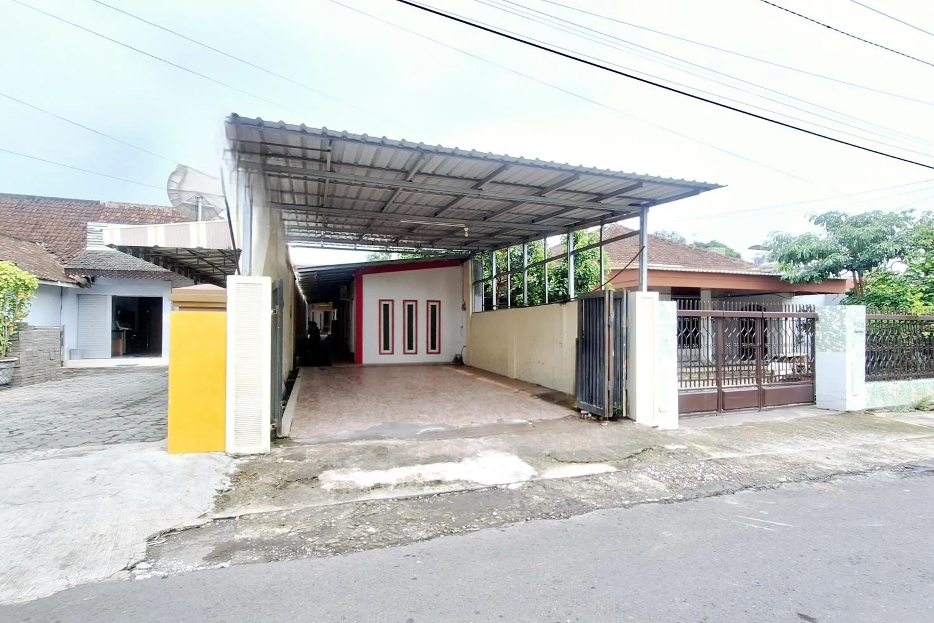 Property building in RedDoorz at Victoria Hotel near Stasiun Blitar