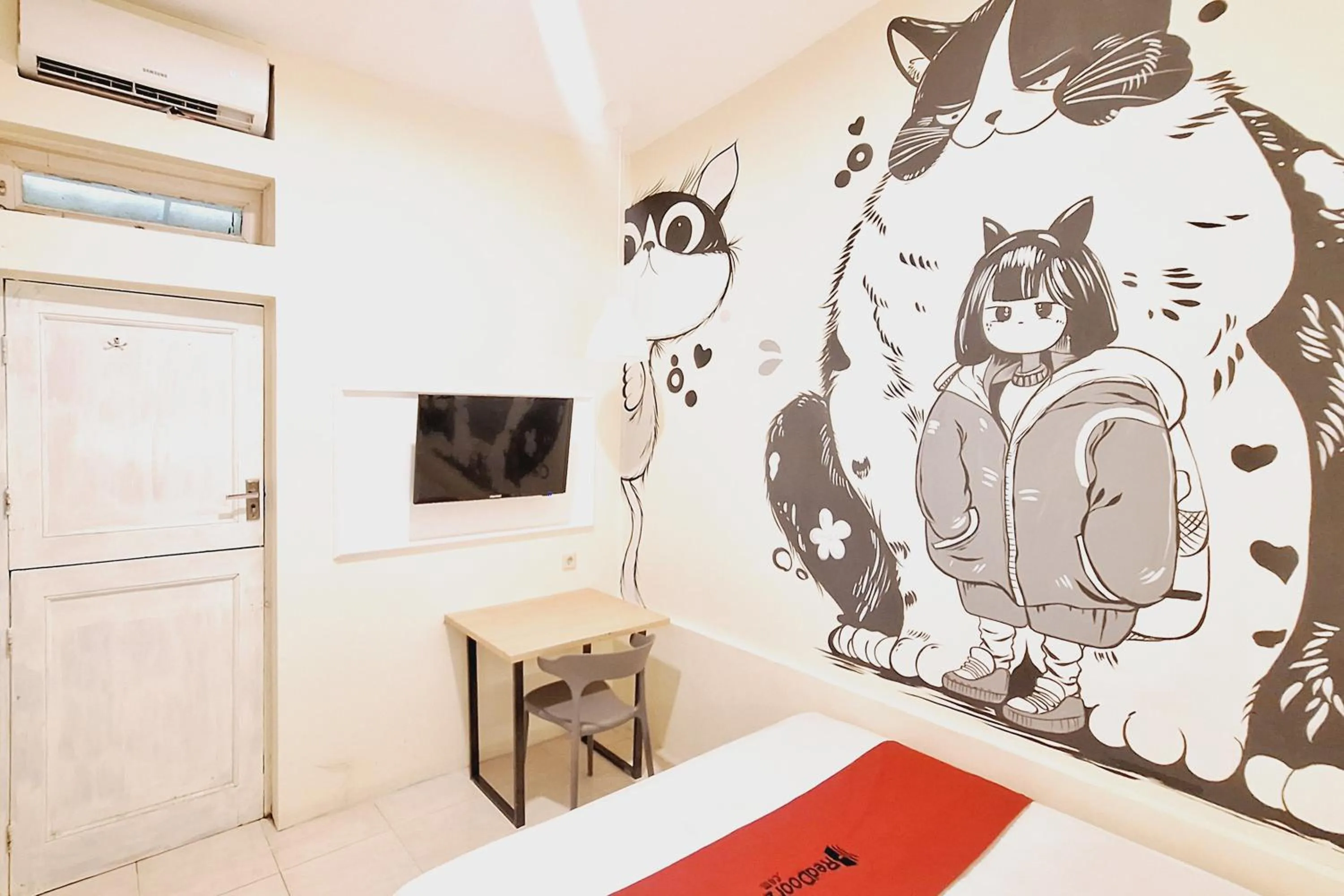 Bedroom in RedDoorz at Victoria Hotel near Stasiun Blitar
