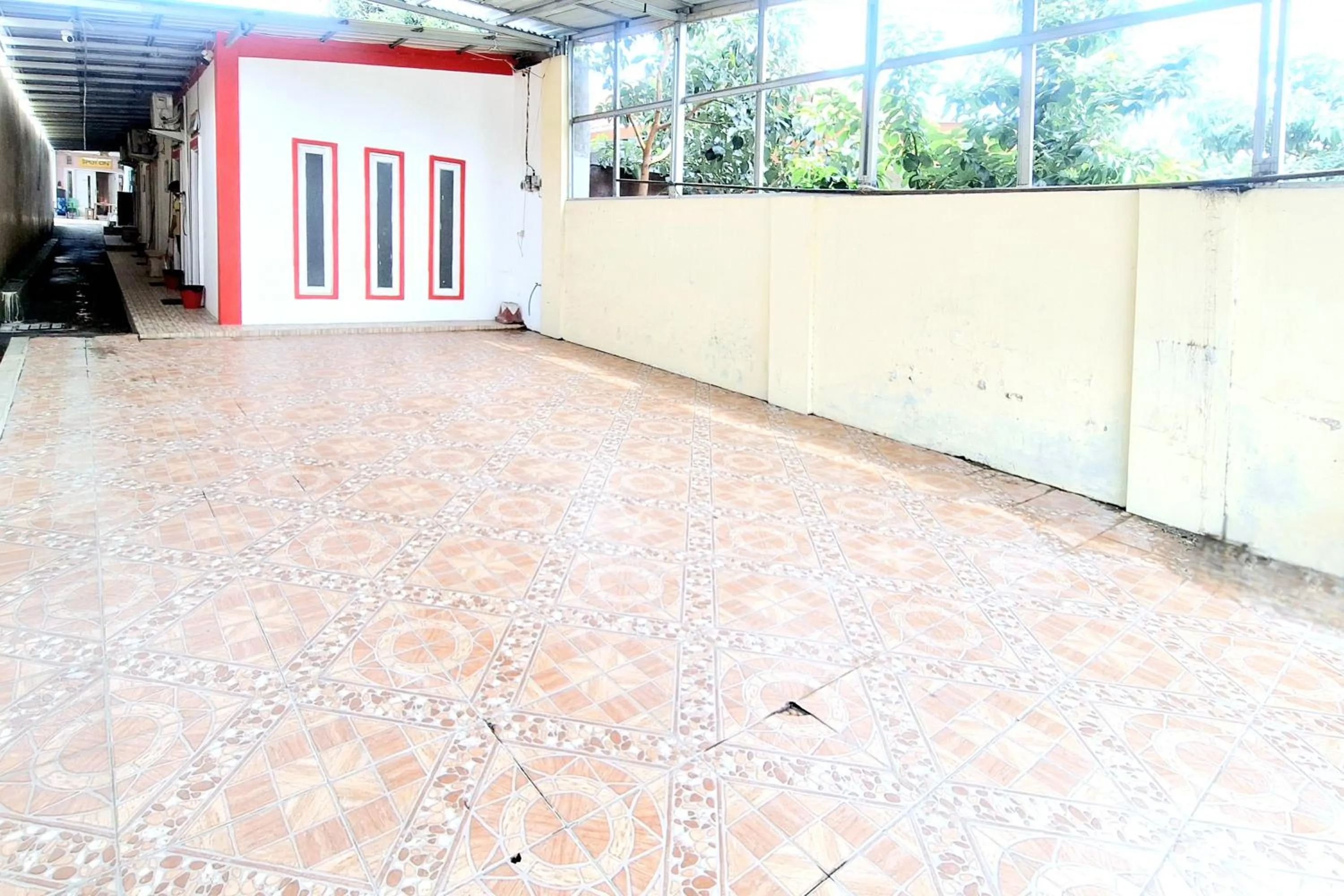 Parking in RedDoorz at Victoria Hotel near Stasiun Blitar