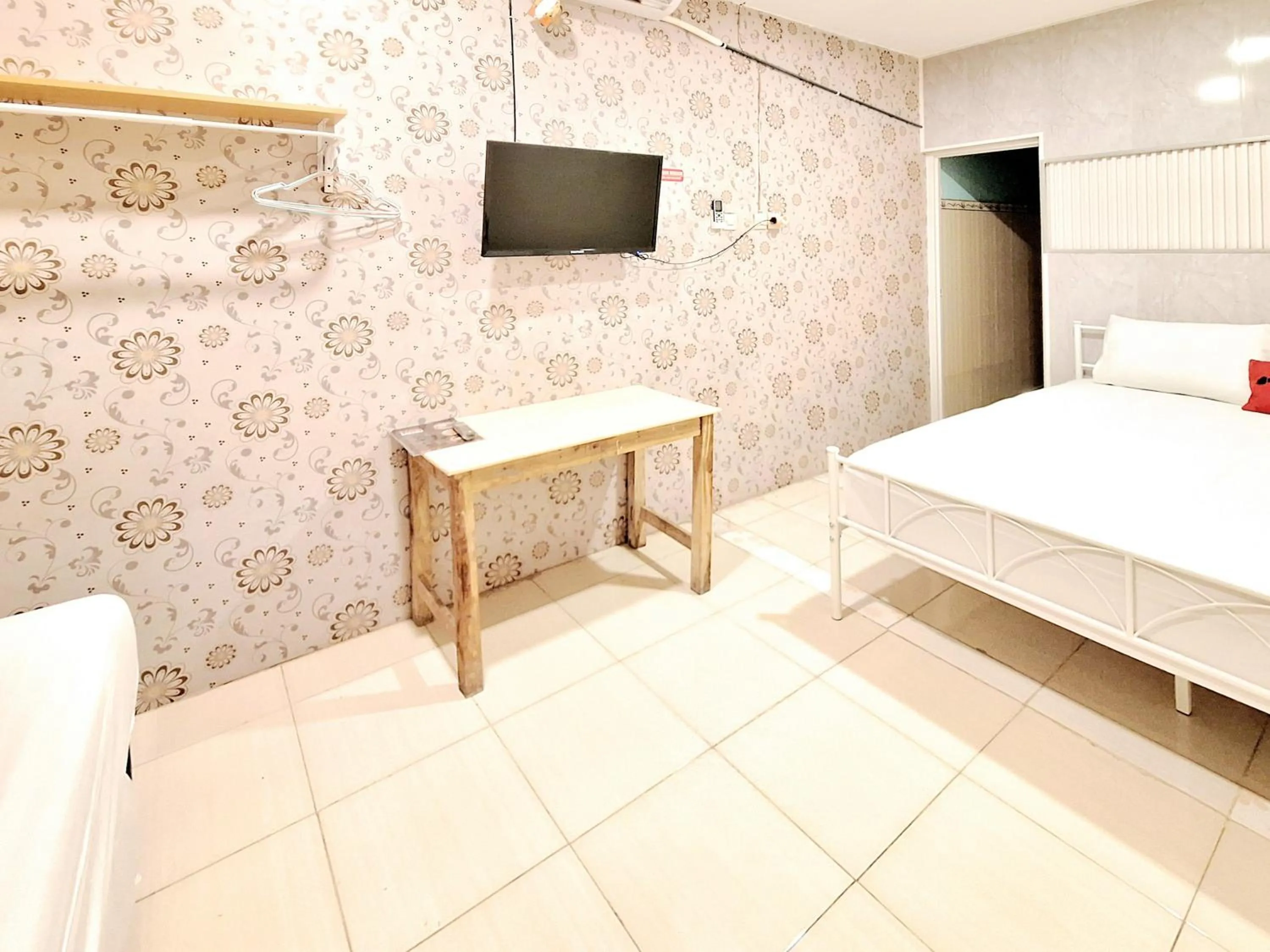 Bedroom, Bed in RedDoorz at Victoria Hotel near Stasiun Blitar
