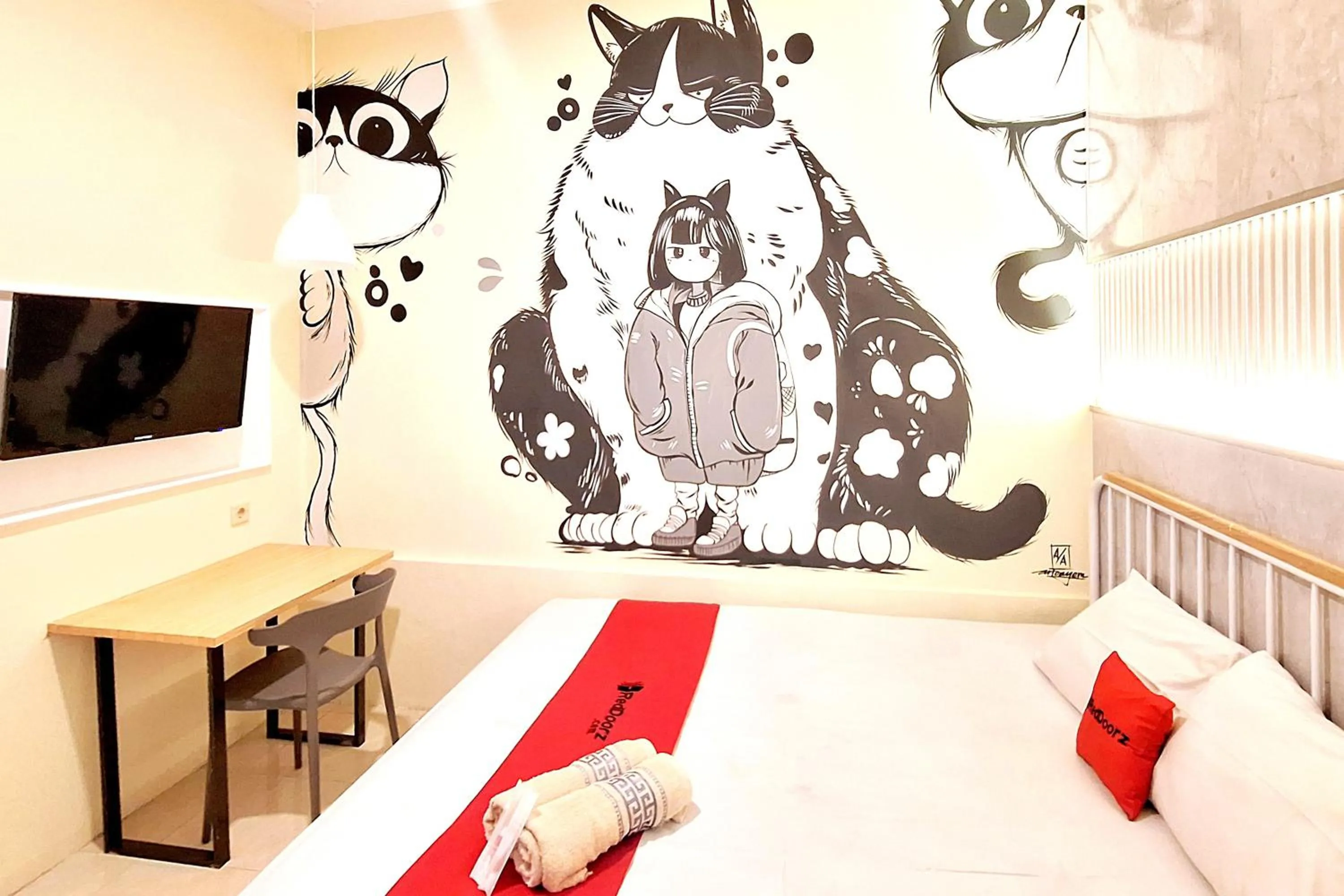 Bedroom, Bed in RedDoorz at Victoria Hotel near Stasiun Blitar