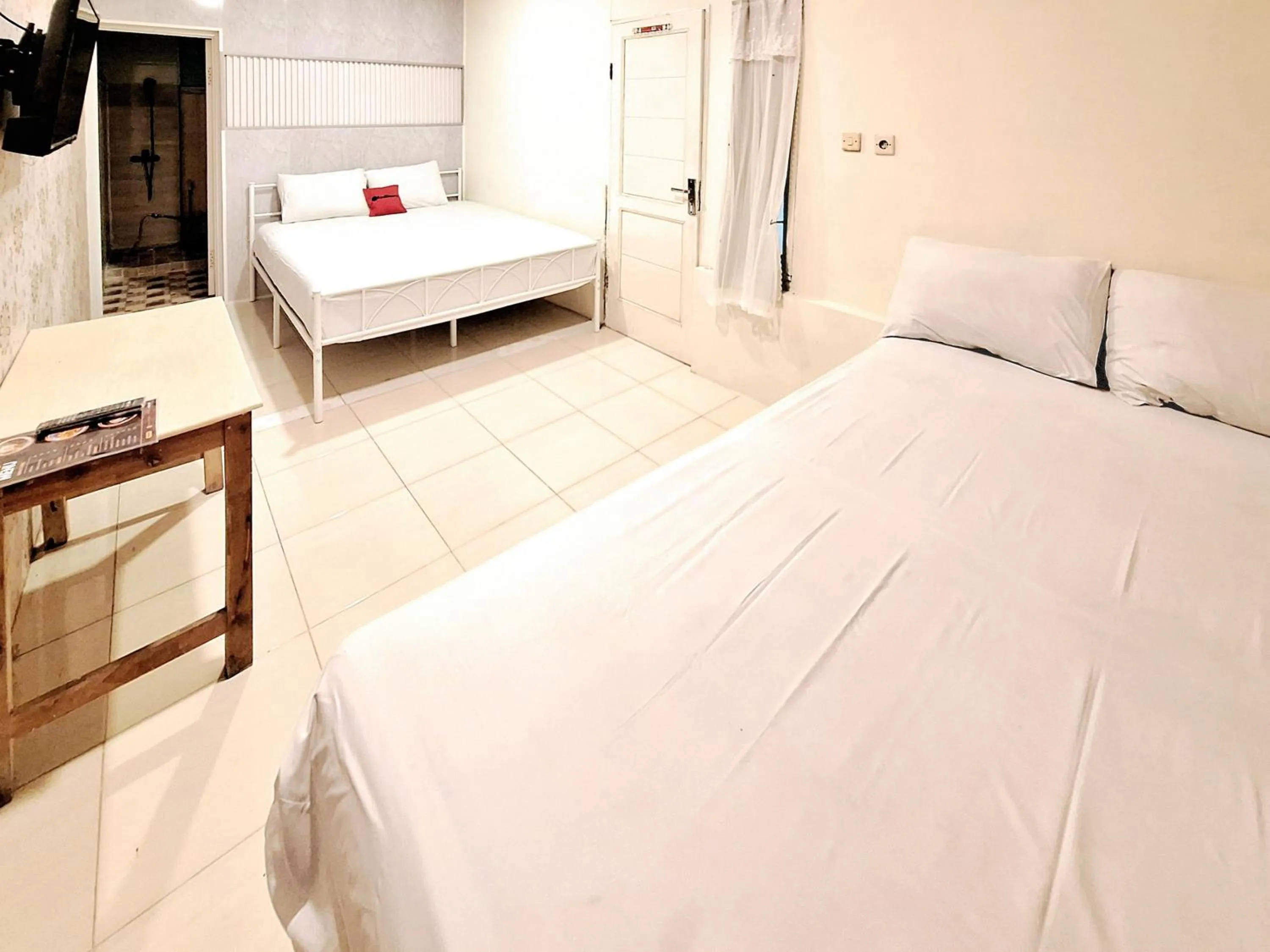 Bedroom, Bed in RedDoorz at Victoria Hotel near Stasiun Blitar