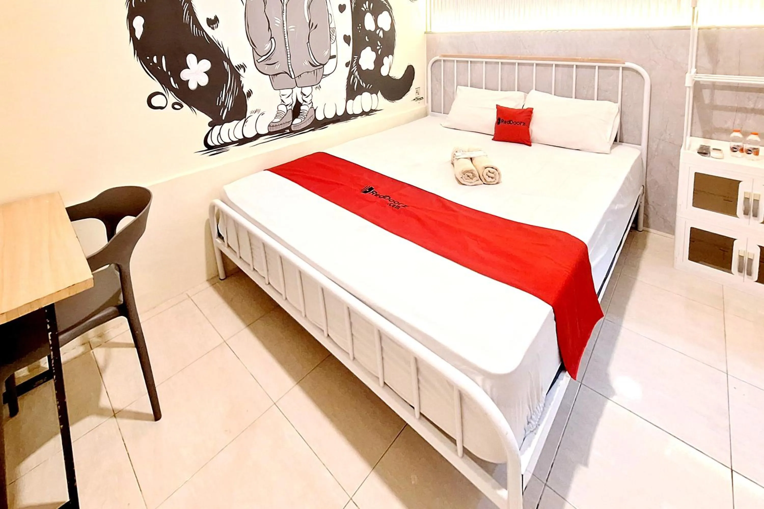Bedroom, Bed in RedDoorz at Victoria Hotel near Stasiun Blitar