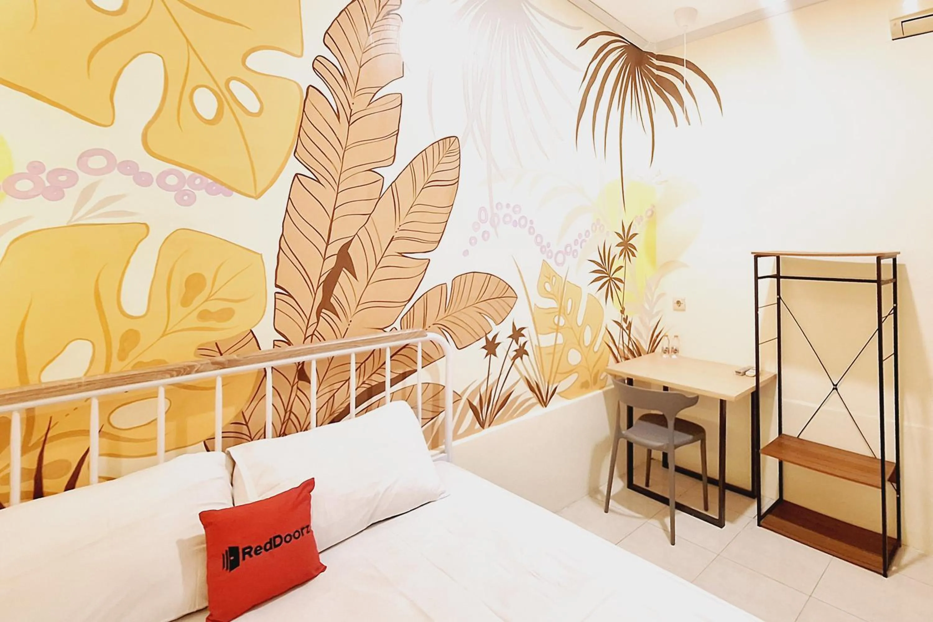 Bedroom, Bed in RedDoorz at Victoria Hotel near Stasiun Blitar
