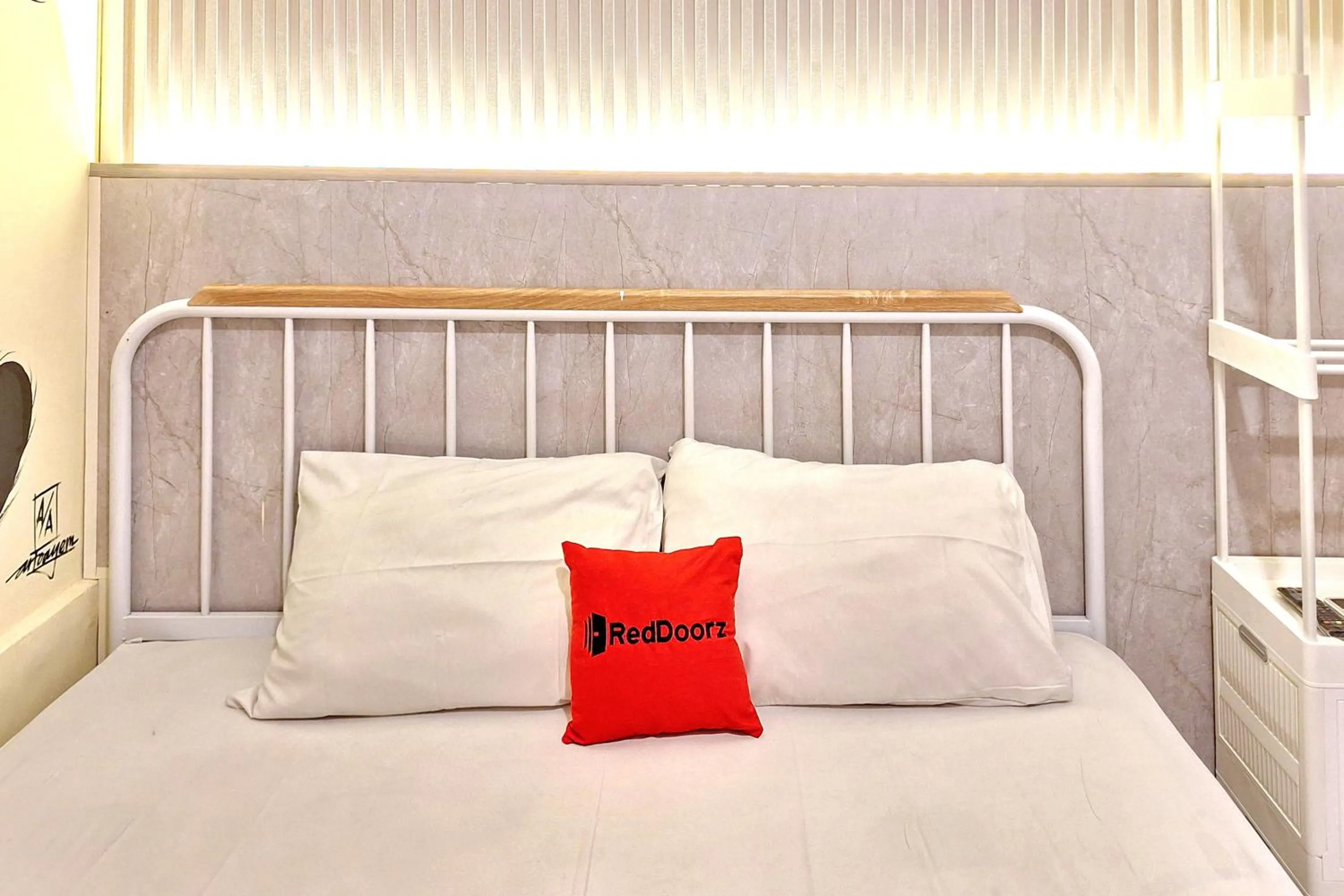 Bedroom, Bed in RedDoorz at Victoria Hotel near Stasiun Blitar
