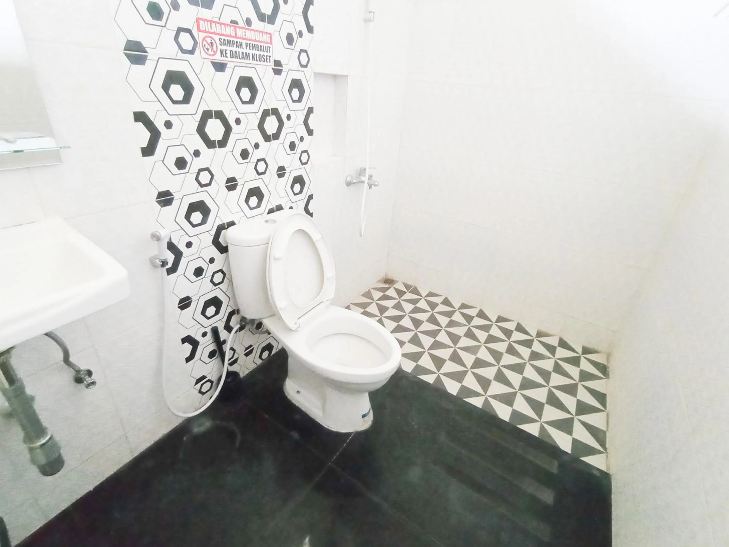 Bathroom in RedDoorz at Wisma Garden Purwokerto