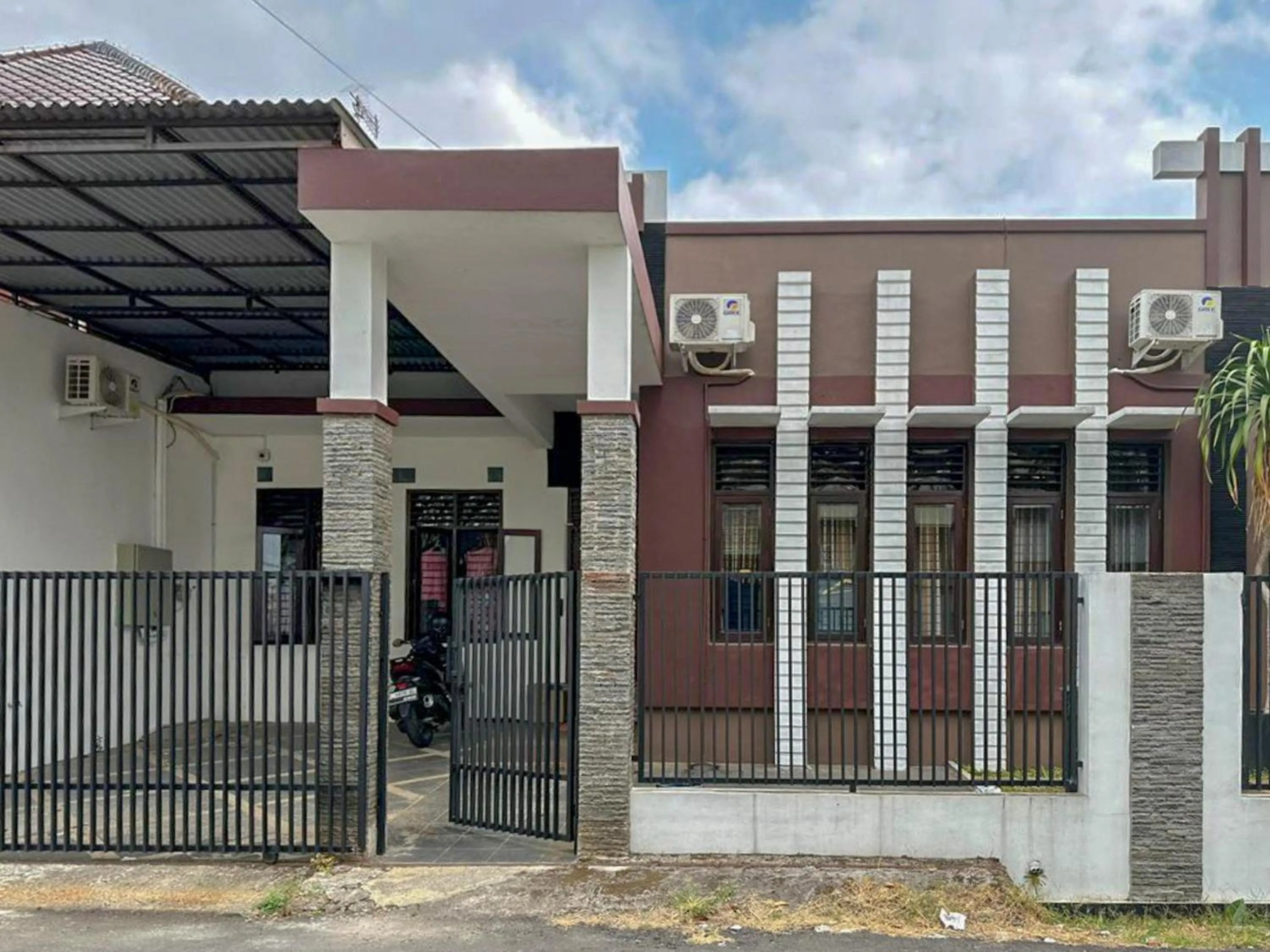 Facade/entrance in RedDoorz at Wisma Garden Purwokerto