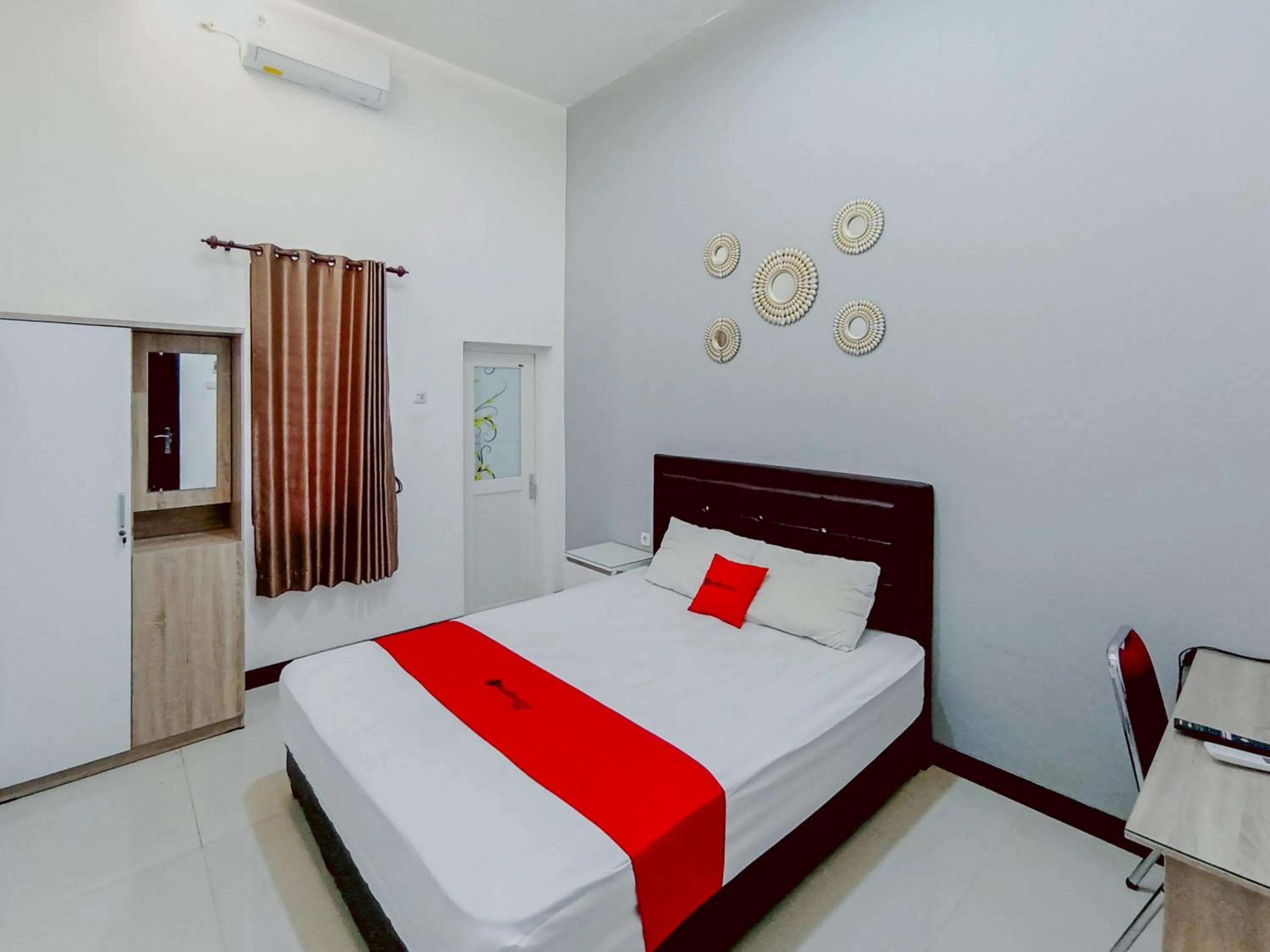 Bedroom, Bed in RedDoorz at Wisma Garden Purwokerto